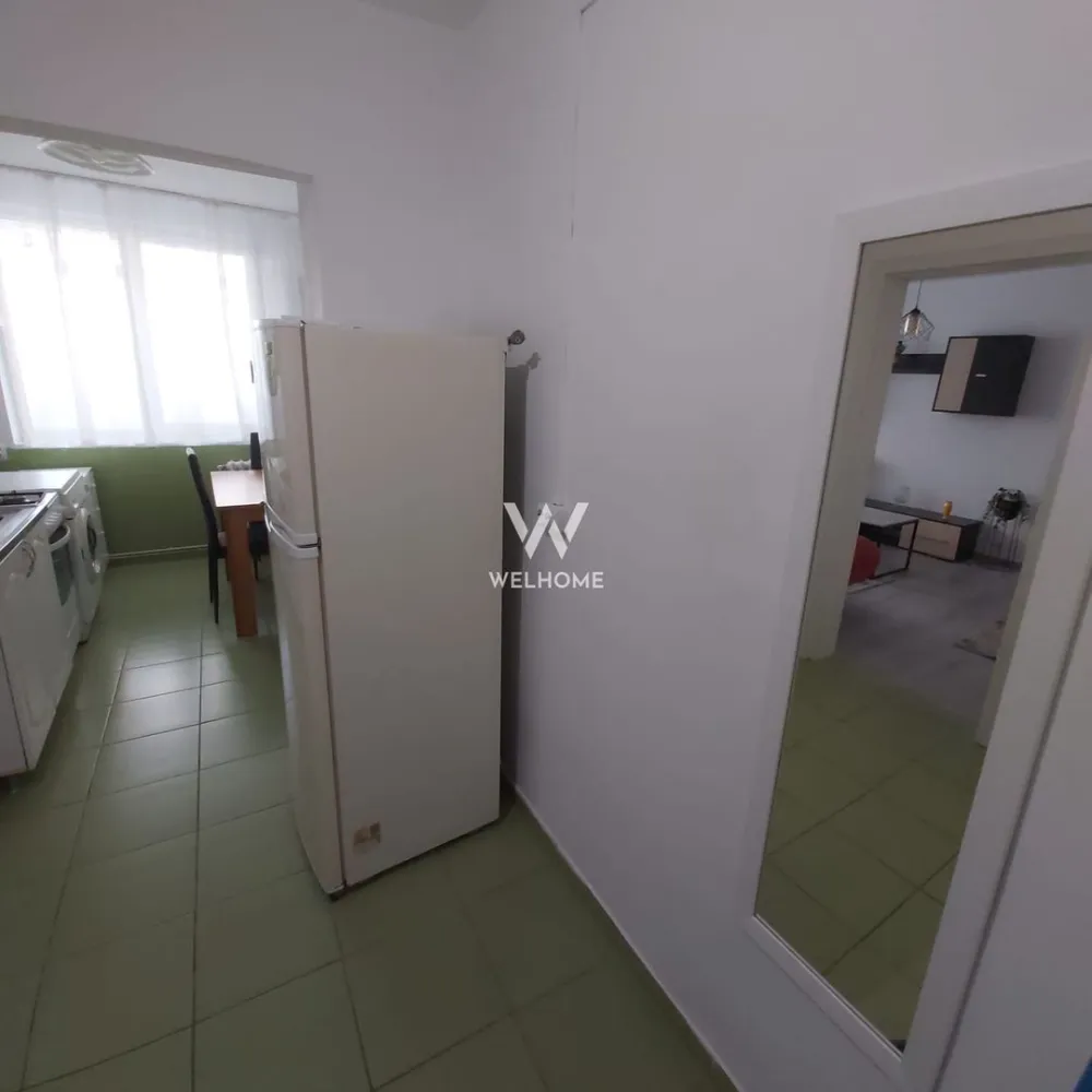 Apartament 2 camere de inchiriat. Mihai Viteazu, Sibiu - Va oferim spre inchiriere un apartament cu 2 camere, semidecomandat, situat la parterul unui bloc de 10 etaje de pe Bulevardul Mihai Viteazu din Sibiu.
Recent eliberat
Compartimentare:
Hol, bucatarie, living cu iesire pe balcon, hol , baie, dormitor
Nu se accepta animale de companie

Pret: 400 euro/luna, usor negociabil 
Se percepe o garantie 
Comision agentie 50% din contravaloarea unei chirii
Detalii si vizionari: 0752.088.381