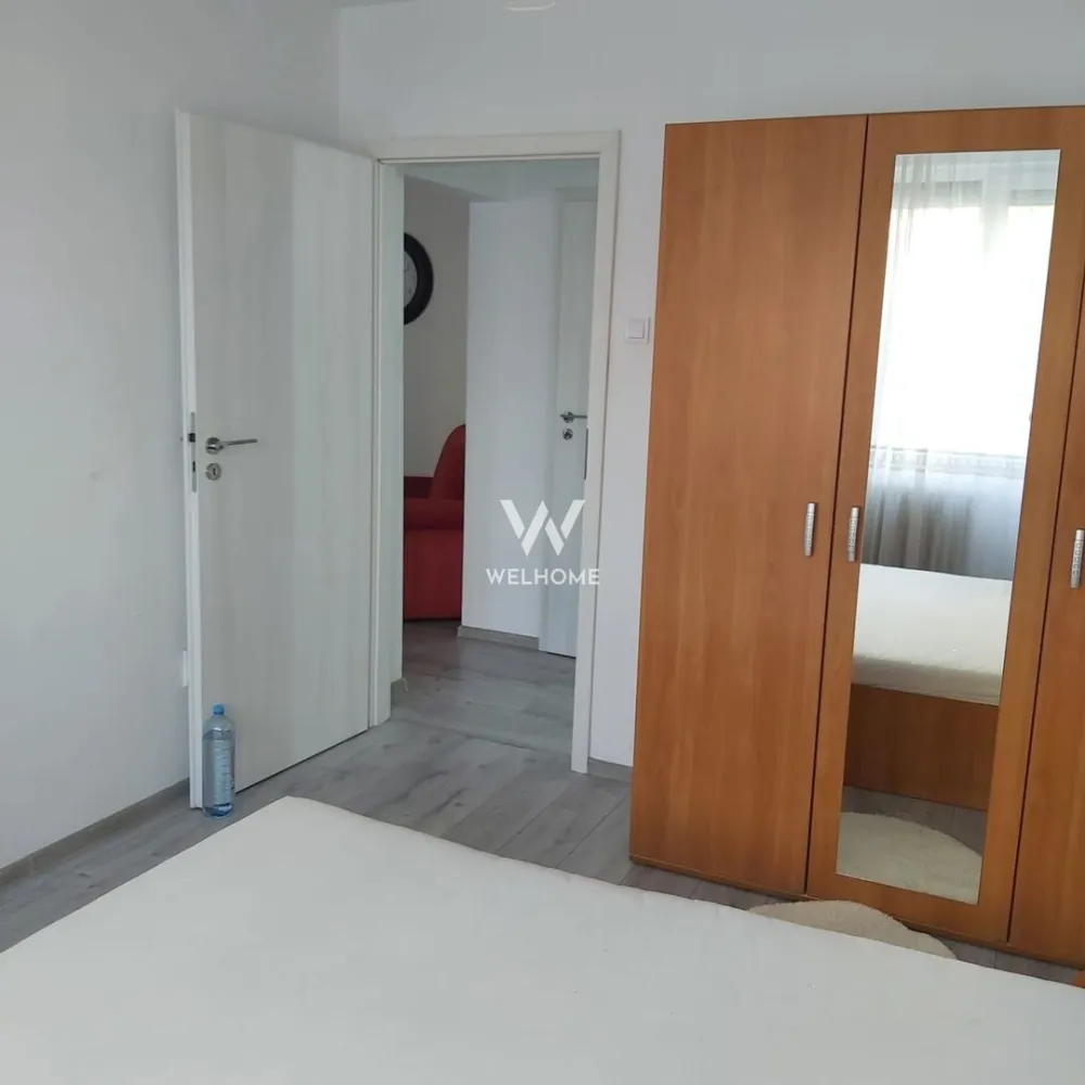 Apartament 2 camere de inchiriat. Mihai Viteazu, Sibiu - Va oferim spre inchiriere un apartament cu 2 camere, semidecomandat, situat la parterul unui bloc de 10 etaje de pe Bulevardul Mihai Viteazu din Sibiu.
Recent eliberat
Compartimentare:
Hol, bucatarie, living cu iesire pe balcon, hol , baie, dormitor
Nu se accepta animale de companie

Pret: 400 euro/luna, usor negociabil 
Se percepe o garantie 
Comision agentie 50% din contravaloarea unei chirii
Detalii si vizionari: 0752.088.381