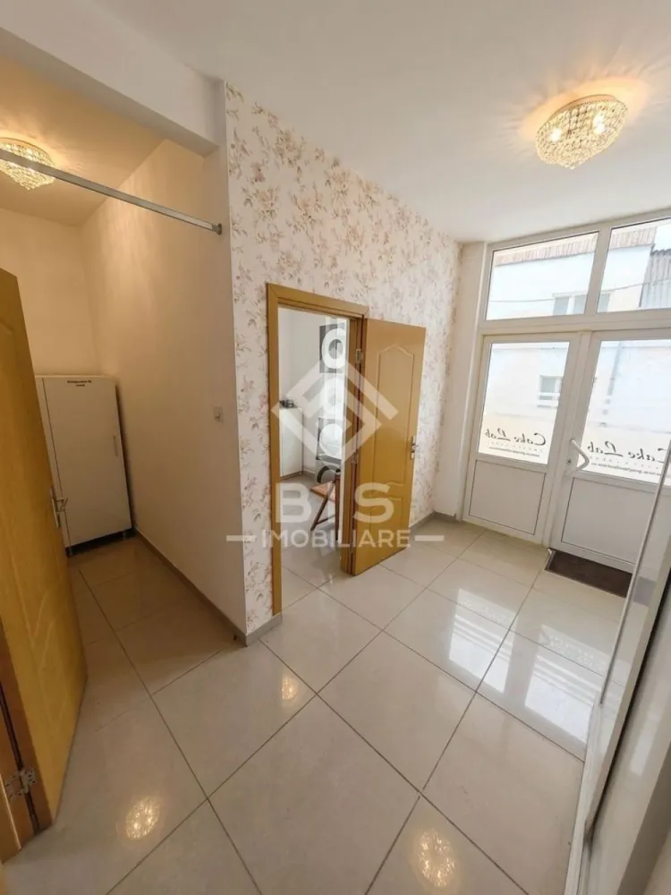 Spațiu Multifuncțional 39mp – Ideal Investiție / Studio / Birou - OPORTUNITATE RARĂ DE INVESTIȚIE | Spațiu versatil la doar 1.000€ / mp!
Fie că ești un mic antreprenor la început de drum, fie că ești un investitor care caută un randament excelent, acest spațiu reprezintă o pânză albă cu un potențial uriaș de transformare.
Preț total: 39.000 € (Fix 1.000 € / mp)
Suprafață: 39 mp

- Un singur spațiu. Opțiuni nelimitate de configurare:
Proprietatea a funcționat anterior ca laborator de cofetărie (având deja o compartimentare specifică pentru această activitate), însă structura sa permite modificări radicale și rapide:
PENTRU ANTREPRENORI (Păstrare destinație sau reconversie): Configurația actuală este perfectă pentru catering, cofetărie/patiserie, dark kitchen sau producție. Totodată, se poate recompartimenta extrem de ușor pentru: salon de înfrumusețare, cabinet medical, birouri, magazin de proximitate sau punct de livrare.
PENTRU INVESTITORI (Conversie în rezidențial): Structura spațiului permite transformarea sa lejeră într-un apartament modern / studio. Achiziționat la doar 39.000€, transformarea lui în spațiu locativ pentru închiriere garantează o amortizare rapidă și un randament anual excelent!

- De ce este o ofertă de nerefuzat?
Preț imbatabil: 1.000€/mp este o valoare mult sub media pieței actuale pentru spații cu un asemenea potențial.
Flexibilitate maximă: Compartimentarea se poate face exact cum vrea fiecare, pereții putând fi reconfigurați după bunul plac.
Risc minim, profit maxim: Un buget accesibil de pornire pentru a deține propria locație, fără grija chiriilor lunare.
- Locația ideală pentru a-ți lansa afacerea sau pentru a-ți securiza economiile într-o investiție imobiliară sigură.