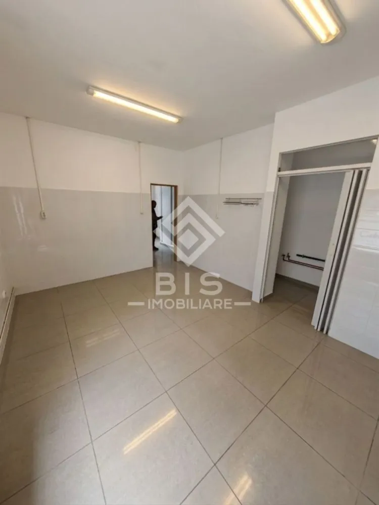 Spațiu Multifuncțional 39mp – Ideal Investiție / Studio / Birou - OPORTUNITATE RARĂ DE INVESTIȚIE | Spațiu versatil la doar 1.000€ / mp!
Fie că ești un mic antreprenor la început de drum, fie că ești un investitor care caută un randament excelent, acest spațiu reprezintă o pânză albă cu un potențial uriaș de transformare.
Preț total: 39.000 € (Fix 1.000 € / mp)
Suprafață: 39 mp

- Un singur spațiu. Opțiuni nelimitate de configurare:
Proprietatea a funcționat anterior ca laborator de cofetărie (având deja o compartimentare specifică pentru această activitate), însă structura sa permite modificări radicale și rapide:
PENTRU ANTREPRENORI (Păstrare destinație sau reconversie): Configurația actuală este perfectă pentru catering, cofetărie/patiserie, dark kitchen sau producție. Totodată, se poate recompartimenta extrem de ușor pentru: salon de înfrumusețare, cabinet medical, birouri, magazin de proximitate sau punct de livrare.
PENTRU INVESTITORI (Conversie în rezidențial): Structura spațiului permite transformarea sa lejeră într-un apartament modern / studio. Achiziționat la doar 39.000€, transformarea lui în spațiu locativ pentru închiriere garantează o amortizare rapidă și un randament anual excelent!

- De ce este o ofertă de nerefuzat?
Preț imbatabil: 1.000€/mp este o valoare mult sub media pieței actuale pentru spații cu un asemenea potențial.
Flexibilitate maximă: Compartimentarea se poate face exact cum vrea fiecare, pereții putând fi reconfigurați după bunul plac.
Risc minim, profit maxim: Un buget accesibil de pornire pentru a deține propria locație, fără grija chiriilor lunare.
- Locația ideală pentru a-ți lansa afacerea sau pentru a-ți securiza economiile într-o investiție imobiliară sigură.