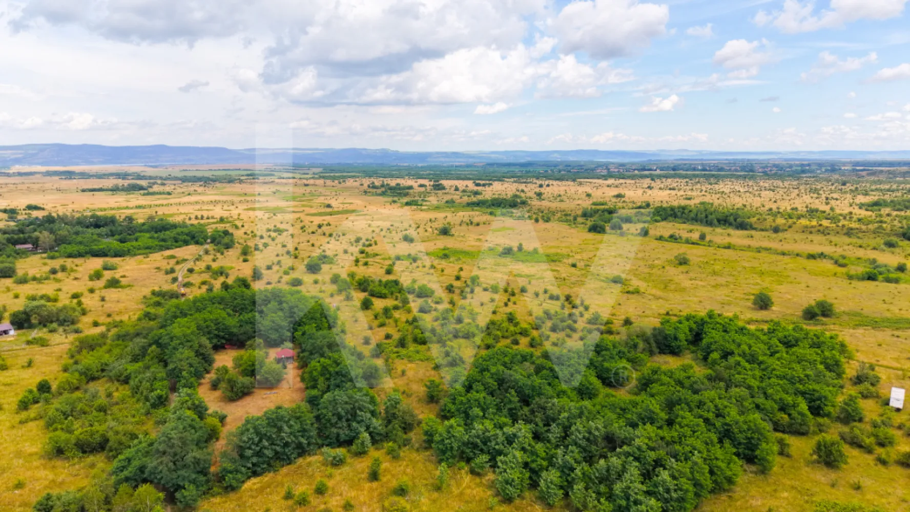 Teren extravilan de vânzare - Valea Avrigului, Sibiu - Teren agricol format din două parcele mari alăturate - categoria fâneață, cu acces asigurat prin cotă indiviză de drum inclusă.
•  Parcela 1 – 4.282 mp
•  Parcela 2 – 4.324 mp
Total: 8.606 mp teren arabil + 2.586 mp cotă indiviză drum.
Teren cu potențial bun pentru agricultură, pășunat sau investiții.

Avantaje:
•  Suprafață generoasă și compactă
•  Acces direct inclus prin cota de drum
•  Priveliște deosebită spre Munții Făgăraș 
•  Curentul în imediata vecinătate 
•  Documentație clară
•  Locație liniștită în extravilan Avrig
Coordonate Google Maps:      https://maps.app.goo.gl/hnKa177dMhuxwsk5A
Terenul se vinde doar integral, nu se fracționează.
Pentru informații suplimentare sau vizionare, nu ezitați să ne contactați.