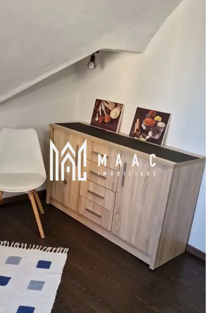 Apartament 2 camere I Etaj 2 I 51 mpu I Investitie I Piata Cluj - MAAC Imobiliare oferă spre vânzare un apartament situat la mansarda unei case cu un etaj, amplasată în zona căutată Piața Cluj. Locuința are o suprafață utilă de 51 mp și este organizată într-un mod practic, ideal atât pentru locuire, cât și pentru investiție.

Apartamentul este structurat astfel:

living
dormitor
bucătărie
baie
debara
hol de acces

Mansardarea este realizată cu lucarne, ceea ce optimizează spațiul interior și asigură un aport generos de lumină naturală.

Dotări:
izolație exterioară
centrală termică
certificat energetic – clasa C
se vinde mobilat și utilat

Proprietatea este în prezent închiriată, cu un contract activ de 340 euro/lună, ceea ce o transformă într-o investiție imediat rentabilă.

Zona Piața Cluj este bine cotată, cu acces rapid către puncte de interes, transport și facilități urbane.

Pentru mai multe detalii contactați MAAC Imobiliare specificând ID CP3010101.