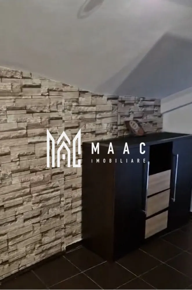 Apartament 2 camere I Etaj 2 I 51 mpu I Investitie I Piata Cluj - MAAC Imobiliare oferă spre vânzare un apartament situat la mansarda unei case cu un etaj, amplasată în zona căutată Piața Cluj. Locuința are o suprafață utilă de 51 mp și este organizată într-un mod practic, ideal atât pentru locuire, cât și pentru investiție.

Apartamentul este structurat astfel:

living
dormitor
bucătărie
baie
debara
hol de acces

Mansardarea este realizată cu lucarne, ceea ce optimizează spațiul interior și asigură un aport generos de lumină naturală.

Dotări:
izolație exterioară
centrală termică
certificat energetic – clasa C
se vinde mobilat și utilat

Proprietatea este în prezent închiriată, cu un contract activ de 340 euro/lună, ceea ce o transformă într-o investiție imediat rentabilă.

Zona Piața Cluj este bine cotată, cu acces rapid către puncte de interes, transport și facilități urbane.

Pentru mai multe detalii contactați MAAC Imobiliare specificând ID CP3010101.