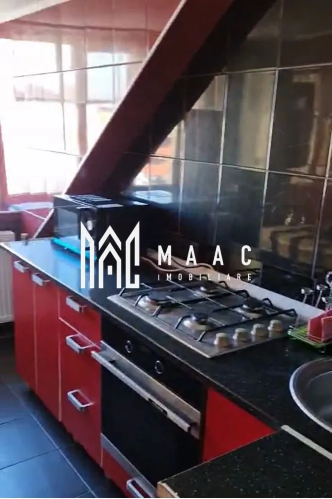 Apartament 2 camere I Etaj 2 I 51 mpu I Investitie I Piata Cluj - MAAC Imobiliare oferă spre vânzare un apartament situat la mansarda unei case cu un etaj, amplasată în zona căutată Piața Cluj. Locuința are o suprafață utilă de 51 mp și este organizată într-un mod practic, ideal atât pentru locuire, cât și pentru investiție.

Apartamentul este structurat astfel:

living
dormitor
bucătărie
baie
debara
hol de acces

Mansardarea este realizată cu lucarne, ceea ce optimizează spațiul interior și asigură un aport generos de lumină naturală.

Dotări:
izolație exterioară
centrală termică
certificat energetic – clasa C
se vinde mobilat și utilat

Proprietatea este în prezent închiriată, cu un contract activ de 340 euro/lună, ceea ce o transformă într-o investiție imediat rentabilă.

Zona Piața Cluj este bine cotată, cu acces rapid către puncte de interes, transport și facilități urbane.

Pentru mai multe detalii contactați MAAC Imobiliare specificând ID CP3010101.