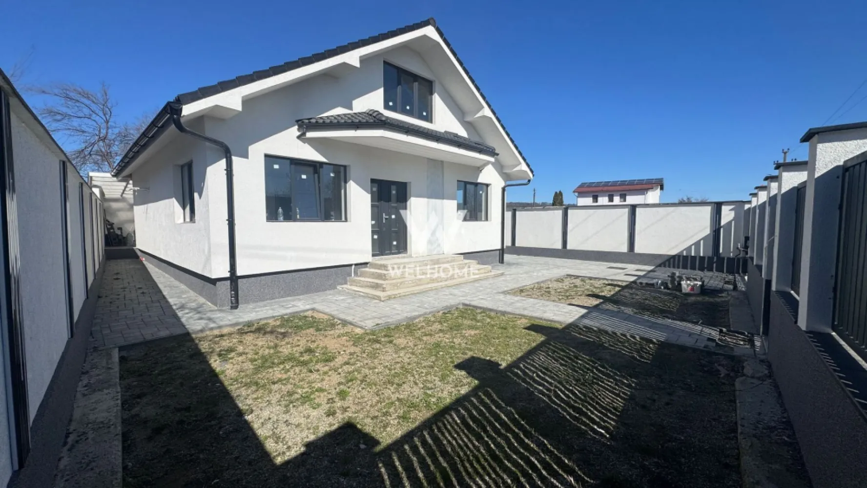 Casa individuala INTABULATA pe un singur nivel - Cristian Sibiu. - Casa individuala pe un singur nivel!

Desfasurata pe un singur nivel, dispune de pod inalt pe toata suprafata casei, se poate mansarda.
 
Suprafata utila - 83 mp plus terasa 30 mp.

Compartimentare: 2 dormitoare de 16 mp, living spatios cu bucatarie separata 44 mp, baie cu geam 5 mp. 

Terenul total este de 295 mp din care curte libere 150 mp distribuiti in fata, lateral si spate. 

Casa se preda LA CHEIE exterior - gard inalt zidit, poarta cu automatizare, curte pavata, soclu, zone verde, izolata termic, tencuiala decorativa.

Interiorul la alb: tavane izolate, gletuit, zugrăvit, încălzire pardoseala, sapa, centrala gaz, baia finalizată, video interfon.

Casa este intabulata si dispune de toate utilitatile. Se poate achizitiona si cu credit ipotecar. 

Pret: 175.000 euro 

0756.033.943 - Programeaza o vizionare!