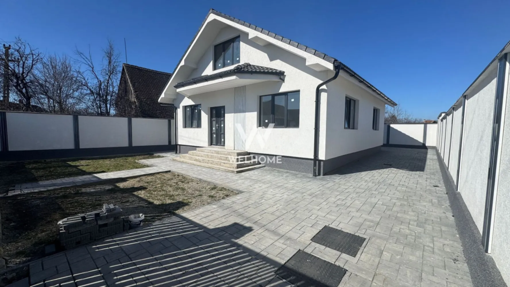 Casa individuala INTABULATA pe un singur nivel - Cristian Sibiu. - Casa individuala pe un singur nivel!

Desfasurata pe un singur nivel, dispune de pod inalt pe toata suprafata casei, se poate mansarda.
 
Suprafata utila - 83 mp plus terasa 30 mp.

Compartimentare: 2 dormitoare de 16 mp, living spatios cu bucatarie separata 44 mp, baie cu geam 5 mp. 

Terenul total este de 295 mp din care curte libere 150 mp distribuiti in fata, lateral si spate. 

Casa se preda LA CHEIE exterior - gard inalt zidit, poarta cu automatizare, curte pavata, soclu, zone verde, izolata termic, tencuiala decorativa.

Interiorul la alb: tavane izolate, gletuit, zugrăvit, încălzire pardoseala, sapa, centrala gaz, baia finalizată, video interfon.

Casa este intabulata si dispune de toate utilitatile. Se poate achizitiona si cu credit ipotecar. 

Pret: 175.000 euro 

0756.033.943 - Programeaza o vizionare!