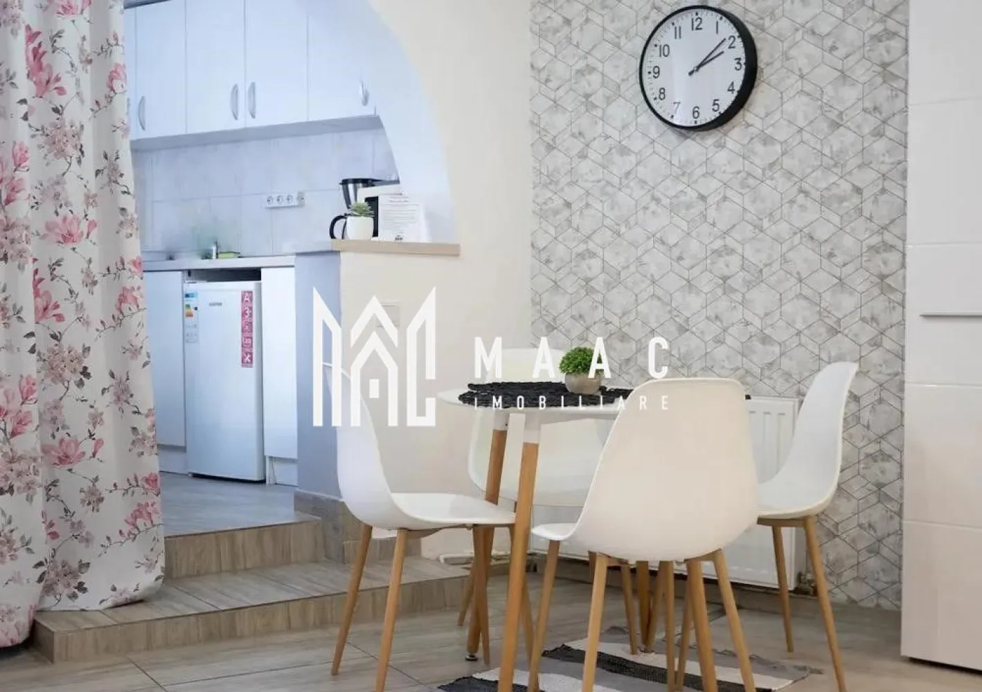 Apartament regim hotelier | Ultracentral | Afacere la cheie - MAAC Imobiliare va prezinta o garsonieră în inima Sibiului – ideală pentru investiție în regim hotelier.

Localizare:
La doar câțiva pași de principalele atracții turistice, piețe medievale, restaurante, cafenele și magazine locale.

Caracteristici:
Suprafață utilă: 30 mp.
Compartimentare concepută pentru a valorifica fiecare metru pătrat.
Complet mobilată și utilată, gata pentru locuit sau închiriat imediat.
Bucătărie open-space, echipată cu electrocasnice
Baie cu geam
Acoperiș și pod propriu, cu posibilitate de depozitare
Curte comună împărțită cu doi vecini.

Avantaje:
Funcționează în regim hotelier activ, oferind randament investițional imediat.
Zonă cu cerere ridicată pentru cazare turistică și pentru locuințe de tip boutique.
Întreținere redusă și costuri optime de administrare.

Pentru mai multe detalii precizati telefonic ca ati vazut anuntul cu ID: CP2807508