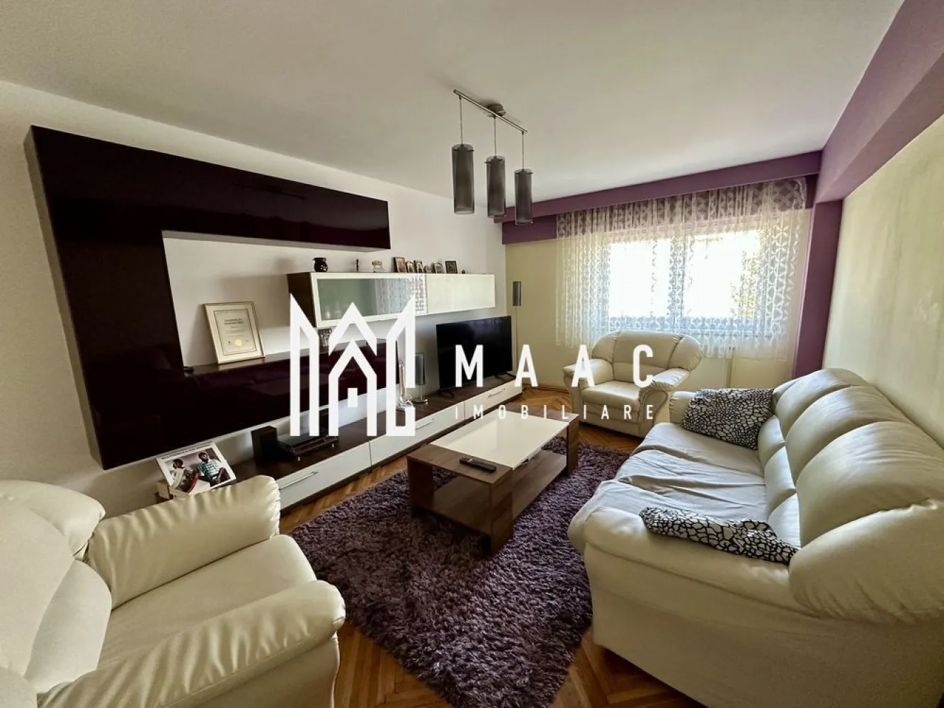 Apartament 2 camere | 55 MPU | Vasile Milea - MAAC Imobiliare vă propune spre închiriere un apartament cu 2 camere situat ultracentral, pe Bulevardul Vasile Milea din Sibiu, într-o zonă extrem de accesibilă și bine conectată la principalele puncte de interes ale orașului.

Poziționarea reprezintă unul dintre principalele avantaje ale acestei proprietăți, apartamentul fiind situat la aproximativ 10 minute de mers pe jos de spital, facultăți și centrul orașului, oferind un echilibru ideal între acces rapid și confort urban.

Locuința este complet renovată și se află la prima închiriere, fiind anterior locuită timp de peste 10 ani de proprietar, ceea ce se reflectă în modul atent în care a fost întreținută și amenajată. 

Apartamentul este luminos, bine compartimentat și pregătit pentru mutare imediată, fiind închiriat complet mobilat și utilat.

2 camere: 
living și dormitor

bucătărie

baie

hol de acces

balcon logie închisă

Apartamentul este dotat cu electrocasnice complete și beneficiază de facilități suplimentare precum aparat Kangen, espressor Nespresso și Pickup, oferind un plus de confort și funcționalitate.

În plus, locuința dispune de pivniță, ideală pentru depozitare suplimentară.

Zona ultracentrală oferă acces pietonal rapid către instituții medicale, unități de învățământ, magazine, restaurante și centrul orașului, ceea ce face ca această proprietate să fie potrivită pentru un stil de viață activ și conectat.

Pentru mai multe detalii sau pentru programarea unei vizionări, vă rugăm să ne contactați și să menționați codul CP3019031.