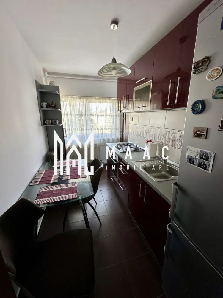 Apartament 2 camere | 55 MPU | Vasile Milea - MAAC Imobiliare vă propune spre închiriere un apartament cu 2 camere situat ultracentral, pe Bulevardul Vasile Milea din Sibiu, într-o zonă extrem de accesibilă și bine conectată la principalele puncte de interes ale orașului.

Poziționarea reprezintă unul dintre principalele avantaje ale acestei proprietăți, apartamentul fiind situat la aproximativ 10 minute de mers pe jos de spital, facultăți și centrul orașului, oferind un echilibru ideal între acces rapid și confort urban.

Locuința este complet renovată și se află la prima închiriere, fiind anterior locuită timp de peste 10 ani de proprietar, ceea ce se reflectă în modul atent în care a fost întreținută și amenajată. 

Apartamentul este luminos, bine compartimentat și pregătit pentru mutare imediată, fiind închiriat complet mobilat și utilat.

2 camere: 
living și dormitor

bucătărie

baie

hol de acces

balcon logie închisă

Apartamentul este dotat cu electrocasnice complete și beneficiază de facilități suplimentare precum aparat Kangen, espressor Nespresso și Pickup, oferind un plus de confort și funcționalitate.

În plus, locuința dispune de pivniță, ideală pentru depozitare suplimentară.

Zona ultracentrală oferă acces pietonal rapid către instituții medicale, unități de învățământ, magazine, restaurante și centrul orașului, ceea ce face ca această proprietate să fie potrivită pentru un stil de viață activ și conectat.

Pentru mai multe detalii sau pentru programarea unei vizionări, vă rugăm să ne contactați și să menționați codul CP3019031.