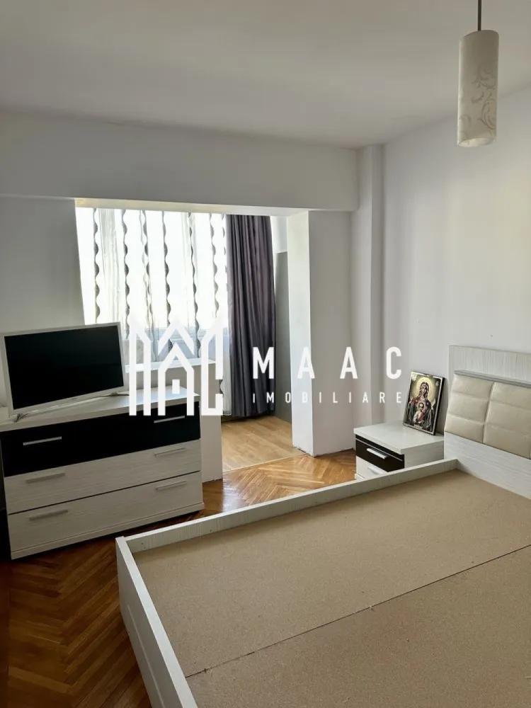 Apartament 2 camere | 55 MPU | Vasile Milea - MAAC Imobiliare vă propune spre închiriere un apartament cu 2 camere situat ultracentral, pe Bulevardul Vasile Milea din Sibiu, într-o zonă extrem de accesibilă și bine conectată la principalele puncte de interes ale orașului.

Poziționarea reprezintă unul dintre principalele avantaje ale acestei proprietăți, apartamentul fiind situat la aproximativ 10 minute de mers pe jos de spital, facultăți și centrul orașului, oferind un echilibru ideal între acces rapid și confort urban.

Locuința este complet renovată și se află la prima închiriere, fiind anterior locuită timp de peste 10 ani de proprietar, ceea ce se reflectă în modul atent în care a fost întreținută și amenajată. 

Apartamentul este luminos, bine compartimentat și pregătit pentru mutare imediată, fiind închiriat complet mobilat și utilat.

2 camere: 
living și dormitor

bucătărie

baie

hol de acces

balcon logie închisă

Apartamentul este dotat cu electrocasnice complete și beneficiază de facilități suplimentare precum aparat Kangen, espressor Nespresso și Pickup, oferind un plus de confort și funcționalitate.

În plus, locuința dispune de pivniță, ideală pentru depozitare suplimentară.

Zona ultracentrală oferă acces pietonal rapid către instituții medicale, unități de învățământ, magazine, restaurante și centrul orașului, ceea ce face ca această proprietate să fie potrivită pentru un stil de viață activ și conectat.

Pentru mai multe detalii sau pentru programarea unei vizionări, vă rugăm să ne contactați și să menționați codul CP3019031.