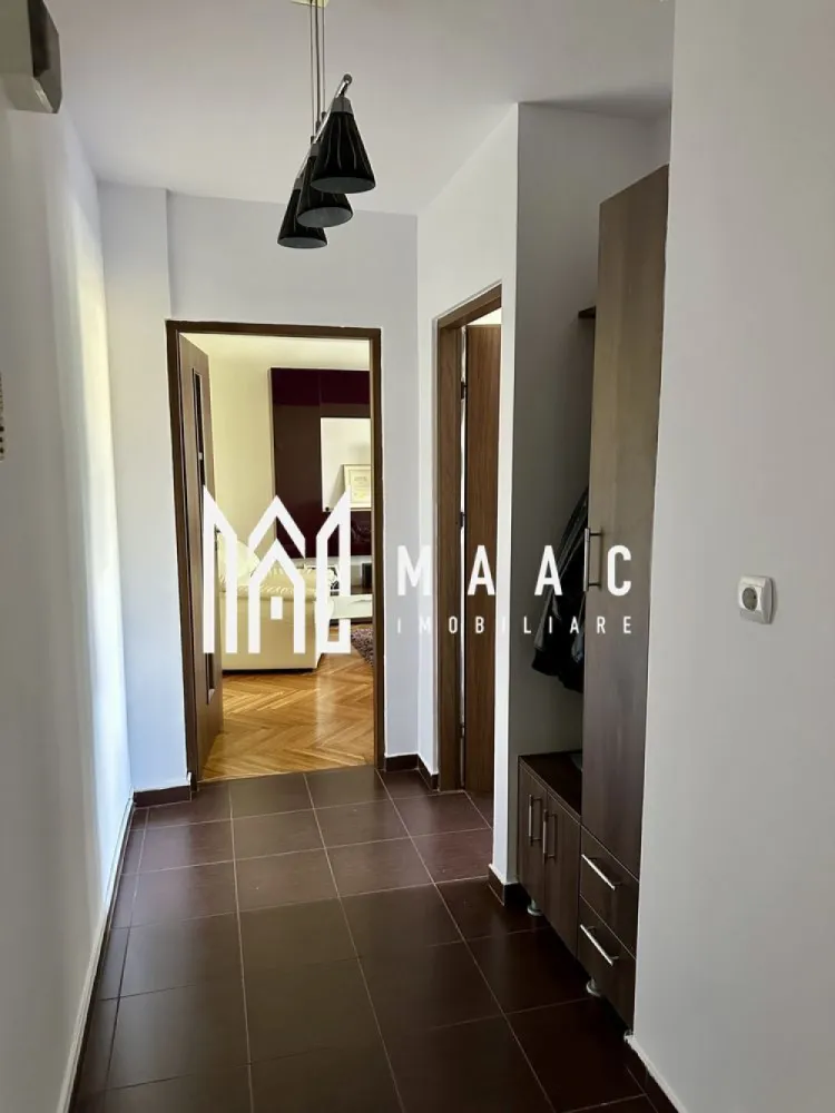 Apartament 2 camere | 55 MPU | Vasile Milea - MAAC Imobiliare vă propune spre închiriere un apartament cu 2 camere situat ultracentral, pe Bulevardul Vasile Milea din Sibiu, într-o zonă extrem de accesibilă și bine conectată la principalele puncte de interes ale orașului.

Poziționarea reprezintă unul dintre principalele avantaje ale acestei proprietăți, apartamentul fiind situat la aproximativ 10 minute de mers pe jos de spital, facultăți și centrul orașului, oferind un echilibru ideal între acces rapid și confort urban.

Locuința este complet renovată și se află la prima închiriere, fiind anterior locuită timp de peste 10 ani de proprietar, ceea ce se reflectă în modul atent în care a fost întreținută și amenajată. 

Apartamentul este luminos, bine compartimentat și pregătit pentru mutare imediată, fiind închiriat complet mobilat și utilat.

2 camere: 
living și dormitor

bucătărie

baie

hol de acces

balcon logie închisă

Apartamentul este dotat cu electrocasnice complete și beneficiază de facilități suplimentare precum aparat Kangen, espressor Nespresso și Pickup, oferind un plus de confort și funcționalitate.

În plus, locuința dispune de pivniță, ideală pentru depozitare suplimentară.

Zona ultracentrală oferă acces pietonal rapid către instituții medicale, unități de învățământ, magazine, restaurante și centrul orașului, ceea ce face ca această proprietate să fie potrivită pentru un stil de viață activ și conectat.

Pentru mai multe detalii sau pentru programarea unei vizionări, vă rugăm să ne contactați și să menționați codul CP3019031.
