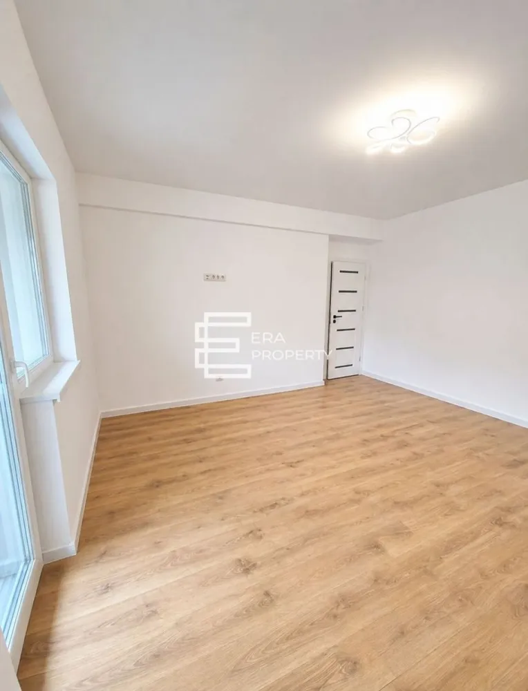 Apartament 3 camere, bloc nou, intabulat, Calea Surii Mici-Sibiu - Apartament 3 camere, bloc nou, Calea Surii Mici-Sibiu

Apartament 3 camere decomandat, situat la parterul înalt al unui imobil cu regim de înaltime P+6 Etaje+Etaj Retras.
Suprafata utila: 69,45 mp la care se aduga o logie de 13,4 mp .
Compartimentare eficienta: hol acces 4,8 m², camera de zi: 18,7m², bucătărie: 10.05 m², 2 dormitoare: 12.90 m² respectiv 12,7 mp ,baie: 5 m², grup sanitar : 3.55 mp , spatiu depozitare: 1.75, logie: 13.40 mp cu acces din living si dormotoare.

Caracteristici tehnice:
Structură din beton armat cu stâlpi și grinzi solide.
Pereți exteriori din cărămidă Porotherm de 30 cm, izolație termică din polistiren de 10 cm
Tâmplărie exterioară PVC Salamander cu 5 camere și 3 foi de sticlă, glafuri de aluminiu
Balcoanele sunt finalizate cu gresie și sticlă securizată
Casa scării este placată cu gresie, iluminată cu plafoniere LED cu senzori de mișcare
Ascensor silențios cu capacitate de 6 persoane

-Apartamentul se predă la stadiu de ALB: ușă metalică anti-efracție,uși interioare, incalzire in pardoseala, centrala termica Bosch, instalatii electrice, termice si sanitare pe pozitii.

Locuri de parcare: un loc de parcare inclus in pret, iar cel de-al doilea poate fi achizitionat pentru suma de 3000 Euro.
Loc de parcare subteran disponibil separat pentru 6000 euro.
Facilități ansamblu: alei pavate, trotuare, spații verzi și iluminat stradal, străzi asfaltate.
Mod de plata agreat :Se accepta plata atat prin credit bancar cat si din surse proprii. 

Pret: 138900 euro - la alb 
 146300 euro - la cheie
Tel: 0772 298 572
 
***Imagini cu titlu de prezentare – apartament similar.