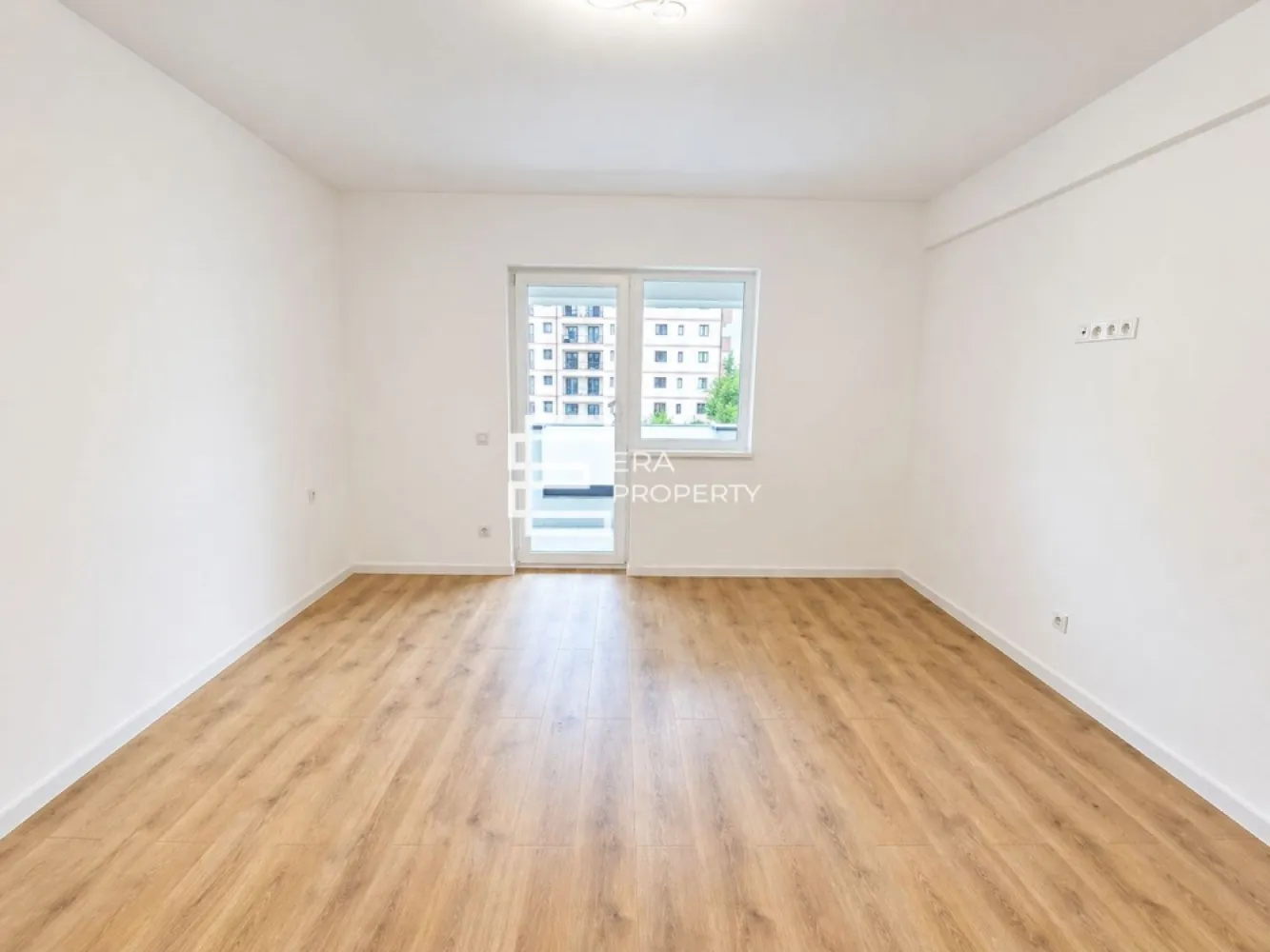 Apartament 3 camere, bloc nou, intabulat, Calea Surii Mici-Sibiu - Apartament 3 camere, bloc nou, Calea Surii Mici-Sibiu

Apartament 3 camere decomandat, situat la parterul înalt al unui imobil cu regim de înaltime P+6 Etaje+Etaj Retras.
Suprafata utila: 69,45 mp la care se aduga o logie de 13,4 mp .
Compartimentare eficienta: hol acces 4,8 m², camera de zi: 18,7m², bucătărie: 10.05 m², 2 dormitoare: 12.90 m² respectiv 12,7 mp ,baie: 5 m², grup sanitar : 3.55 mp , spatiu depozitare: 1.75, logie: 13.40 mp cu acces din living si dormotoare.

Caracteristici tehnice:
Structură din beton armat cu stâlpi și grinzi solide.
Pereți exteriori din cărămidă Porotherm de 30 cm, izolație termică din polistiren de 10 cm
Tâmplărie exterioară PVC Salamander cu 5 camere și 3 foi de sticlă, glafuri de aluminiu
Balcoanele sunt finalizate cu gresie și sticlă securizată
Casa scării este placată cu gresie, iluminată cu plafoniere LED cu senzori de mișcare
Ascensor silențios cu capacitate de 6 persoane

-Apartamentul se predă la stadiu de ALB: ușă metalică anti-efracție,uși interioare, incalzire in pardoseala, centrala termica Bosch, instalatii electrice, termice si sanitare pe pozitii.

Locuri de parcare: un loc de parcare inclus in pret, iar cel de-al doilea poate fi achizitionat pentru suma de 3000 Euro.
Loc de parcare subteran disponibil separat pentru 6000 euro.
Facilități ansamblu: alei pavate, trotuare, spații verzi și iluminat stradal, străzi asfaltate.
Mod de plata agreat :Se accepta plata atat prin credit bancar cat si din surse proprii. 

Pret: 138900 euro - la alb 
 146300 euro - la cheie
Tel: 0772 298 572
 
***Imagini cu titlu de prezentare – apartament similar.