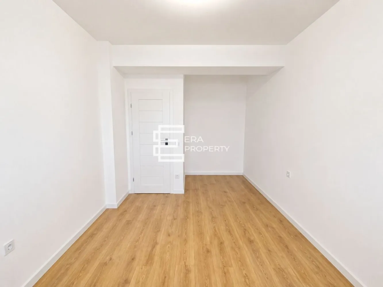 Apartament 3 camere, bloc nou, intabulat, Calea Surii Mici-Sibiu - Apartament 3 camere, bloc nou, Calea Surii Mici-Sibiu

Apartament 3 camere decomandat, situat la parterul înalt al unui imobil cu regim de înaltime P+6 Etaje+Etaj Retras.
Suprafata utila: 69,45 mp la care se aduga o logie de 13,4 mp .
Compartimentare eficienta: hol acces 4,8 m², camera de zi: 18,7m², bucătărie: 10.05 m², 2 dormitoare: 12.90 m² respectiv 12,7 mp ,baie: 5 m², grup sanitar : 3.55 mp , spatiu depozitare: 1.75, logie: 13.40 mp cu acces din living si dormotoare.

Caracteristici tehnice:
Structură din beton armat cu stâlpi și grinzi solide.
Pereți exteriori din cărămidă Porotherm de 30 cm, izolație termică din polistiren de 10 cm
Tâmplărie exterioară PVC Salamander cu 5 camere și 3 foi de sticlă, glafuri de aluminiu
Balcoanele sunt finalizate cu gresie și sticlă securizată
Casa scării este placată cu gresie, iluminată cu plafoniere LED cu senzori de mișcare
Ascensor silențios cu capacitate de 6 persoane

-Apartamentul se predă la stadiu de ALB: ușă metalică anti-efracție,uși interioare, incalzire in pardoseala, centrala termica Bosch, instalatii electrice, termice si sanitare pe pozitii.

Locuri de parcare: un loc de parcare inclus in pret, iar cel de-al doilea poate fi achizitionat pentru suma de 3000 Euro.
Loc de parcare subteran disponibil separat pentru 6000 euro.
Facilități ansamblu: alei pavate, trotuare, spații verzi și iluminat stradal, străzi asfaltate.
Mod de plata agreat :Se accepta plata atat prin credit bancar cat si din surse proprii. 

Pret: 138900 euro - la alb 
 146300 euro - la cheie
Tel: 0772 298 572
 
***Imagini cu titlu de prezentare – apartament similar.