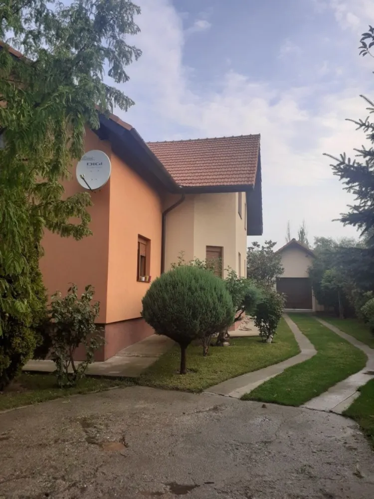 BRASADAS vinde casa cu 6 camere si teren 1200mp în Amati. - Agenția imobiliara BRASADAS vinde casă spațioasă și bine întreținută, situată la intrarea în localitatea Amati. Aceasta oferă un confort deosebit datorită spațiilor generoase și a dotărilor moderne.

Caracteristici:
Suprafață utilă: 220 m2
Camere: 4 sau mai multe
 Compartimentare: Parter + Etaj
 Utilități: Centrală pe lemne, canalizare,apă Apaserv
Mobilată partial

Compartimentare:

Living spațios

Bucătărie utilată complet

Dining generos

4 camere

2 băi

Sală de sport

Cameră pentru centrală

Anexe:

Garaj + spațiu de depozitare pentru lemne 50 m2

Teren:

13 ari total

7 ari livadă

6 ari curte

O proprietate ideală pentru cei care își doresc liniștea unei zone retrase, dar cu acces facil către oraș.
Casă este construita pentru a putea locuit doua familii.

Pentru mai multe oferte accesați www.brasadas.com.