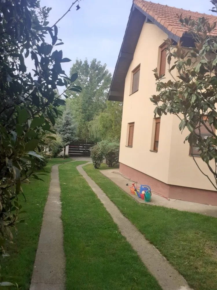 BRASADAS vinde casa cu 6 camere si teren 1200mp în Amati. - Agenția imobiliara BRASADAS vinde casă spațioasă și bine întreținută, situată la intrarea în localitatea Amati. Aceasta oferă un confort deosebit datorită spațiilor generoase și a dotărilor moderne.

Caracteristici:
Suprafață utilă: 220 m2
Camere: 4 sau mai multe
 Compartimentare: Parter + Etaj
 Utilități: Centrală pe lemne, canalizare,apă Apaserv
Mobilată partial

Compartimentare:

Living spațios

Bucătărie utilată complet

Dining generos

4 camere

2 băi

Sală de sport

Cameră pentru centrală

Anexe:

Garaj + spațiu de depozitare pentru lemne 50 m2

Teren:

13 ari total

7 ari livadă

6 ari curte

O proprietate ideală pentru cei care își doresc liniștea unei zone retrase, dar cu acces facil către oraș.
Casă este construita pentru a putea locuit doua familii.

Pentru mai multe oferte accesați www.brasadas.com.