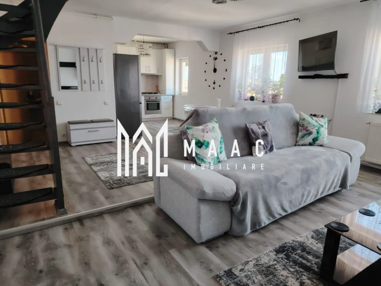 Apartament 3 camere | 65 MPU | Vasile Aaron - MAAC Imobiliare vă propune spre închiriere un apartament cu 3 camere situat într-o zonă bine cotată din Sibiu, cu acces facil către toate punctele de interes ale orașului, ideal pentru un stil de viață confortabil și bine conectat.

Poziționarea este extrem de avantajoasă, locuința fiind amplasată în apropierea magazinelor, instituțiilor de învățământ și altor facilități urbane, oferind acces rapid către centrul orașului și principalele zone de interes.

Apartamentul se remarcă prin spațiile generoase și compartimentarea eficientă, fiind potrivit pentru o familie sau pentru persoane care își doresc un ambient aerisit și bine organizat.

-living generos cu bucătărie open-space
-2 dormitoare decomandate situate la mansardă
-baie
-hol de acces

Locuința este complet mobilată și utilată, beneficiind de electrocasnice incluse și finisaje de calitate, cu mobilier aflat în stare impecabilă, pregătită pentru mutare imediată.

Unul dintre punctele forte ale apartamentului este livingul spațios, care oferă un cadru ideal pentru relaxare și socializare, completat de o compartimentare practică ce asigură confort și intimitate.

În proximitate se regăsesc magazine, restaurante, mijloace de transport în comun și centrul orașului, toate ușor accesibile.

Disponibil începând cu data de 10 mai.

Pentru mai multe detalii sau pentru programarea unei vizionări, vă rugăm să ne contactați și să menționați codul ID:CP3019985.