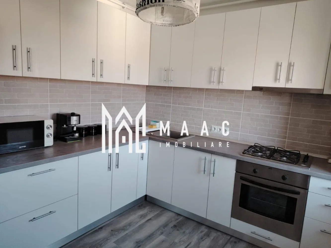 Apartament 3 camere | 65 MPU | Vasile Aaron - MAAC Imobiliare vă propune spre închiriere un apartament cu 3 camere situat într-o zonă bine cotată din Sibiu, cu acces facil către toate punctele de interes ale orașului, ideal pentru un stil de viață confortabil și bine conectat.

Poziționarea este extrem de avantajoasă, locuința fiind amplasată în apropierea magazinelor, instituțiilor de învățământ și altor facilități urbane, oferind acces rapid către centrul orașului și principalele zone de interes.

Apartamentul se remarcă prin spațiile generoase și compartimentarea eficientă, fiind potrivit pentru o familie sau pentru persoane care își doresc un ambient aerisit și bine organizat.

-living generos cu bucătărie open-space
-2 dormitoare decomandate situate la mansardă
-baie
-hol de acces

Locuința este complet mobilată și utilată, beneficiind de electrocasnice incluse și finisaje de calitate, cu mobilier aflat în stare impecabilă, pregătită pentru mutare imediată.

Unul dintre punctele forte ale apartamentului este livingul spațios, care oferă un cadru ideal pentru relaxare și socializare, completat de o compartimentare practică ce asigură confort și intimitate.

În proximitate se regăsesc magazine, restaurante, mijloace de transport în comun și centrul orașului, toate ușor accesibile.

Disponibil începând cu data de 10 mai.

Pentru mai multe detalii sau pentru programarea unei vizionări, vă rugăm să ne contactați și să menționați codul ID:CP3019985.
