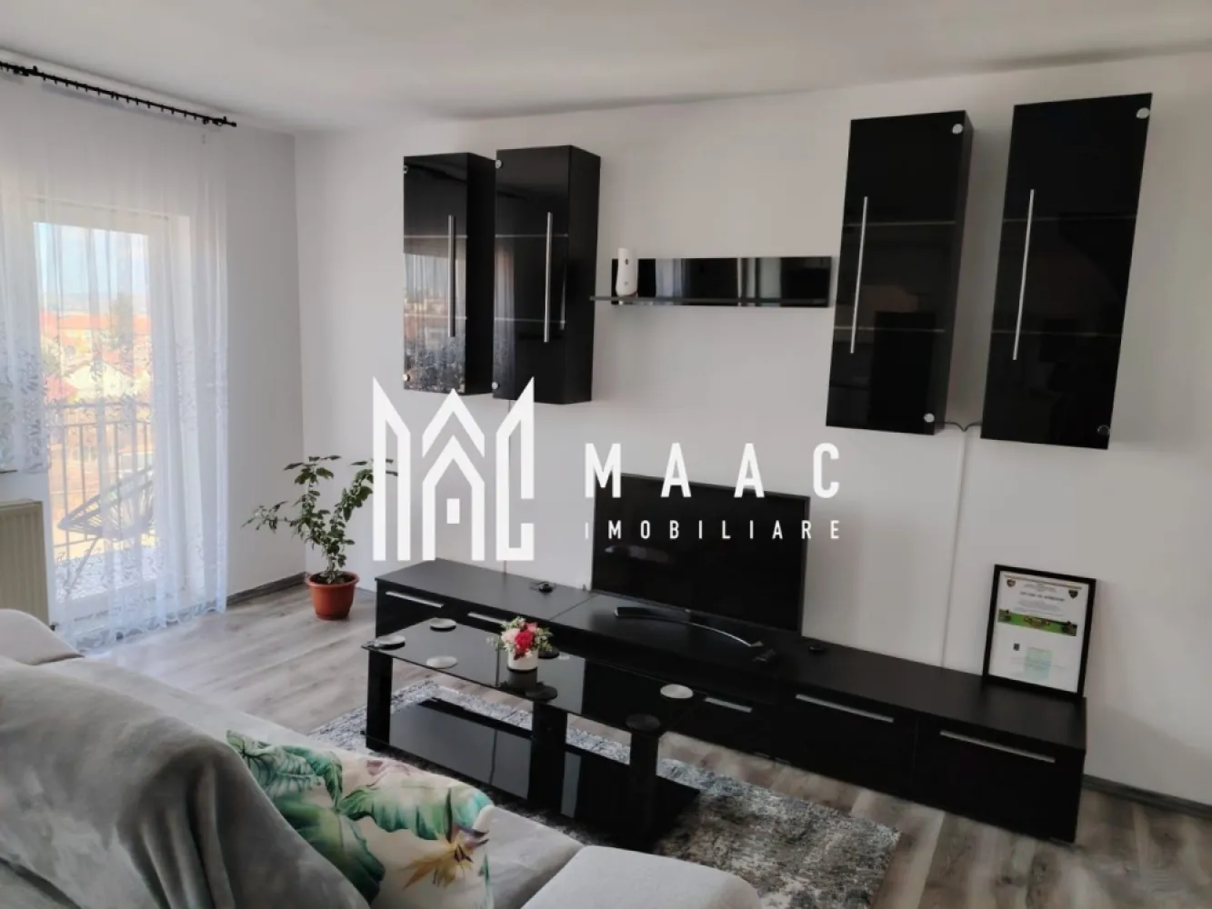 Apartament 3 camere | 65 MPU | Vasile Aaron - MAAC Imobiliare vă propune spre închiriere un apartament cu 3 camere situat într-o zonă bine cotată din Sibiu, cu acces facil către toate punctele de interes ale orașului, ideal pentru un stil de viață confortabil și bine conectat.

Poziționarea este extrem de avantajoasă, locuința fiind amplasată în apropierea magazinelor, instituțiilor de învățământ și altor facilități urbane, oferind acces rapid către centrul orașului și principalele zone de interes.

Apartamentul se remarcă prin spațiile generoase și compartimentarea eficientă, fiind potrivit pentru o familie sau pentru persoane care își doresc un ambient aerisit și bine organizat.

-living generos cu bucătărie open-space
-2 dormitoare decomandate situate la mansardă
-baie
-hol de acces

Locuința este complet mobilată și utilată, beneficiind de electrocasnice incluse și finisaje de calitate, cu mobilier aflat în stare impecabilă, pregătită pentru mutare imediată.

Unul dintre punctele forte ale apartamentului este livingul spațios, care oferă un cadru ideal pentru relaxare și socializare, completat de o compartimentare practică ce asigură confort și intimitate.

În proximitate se regăsesc magazine, restaurante, mijloace de transport în comun și centrul orașului, toate ușor accesibile.

Disponibil începând cu data de 10 mai.

Pentru mai multe detalii sau pentru programarea unei vizionări, vă rugăm să ne contactați și să menționați codul ID:CP3019985.