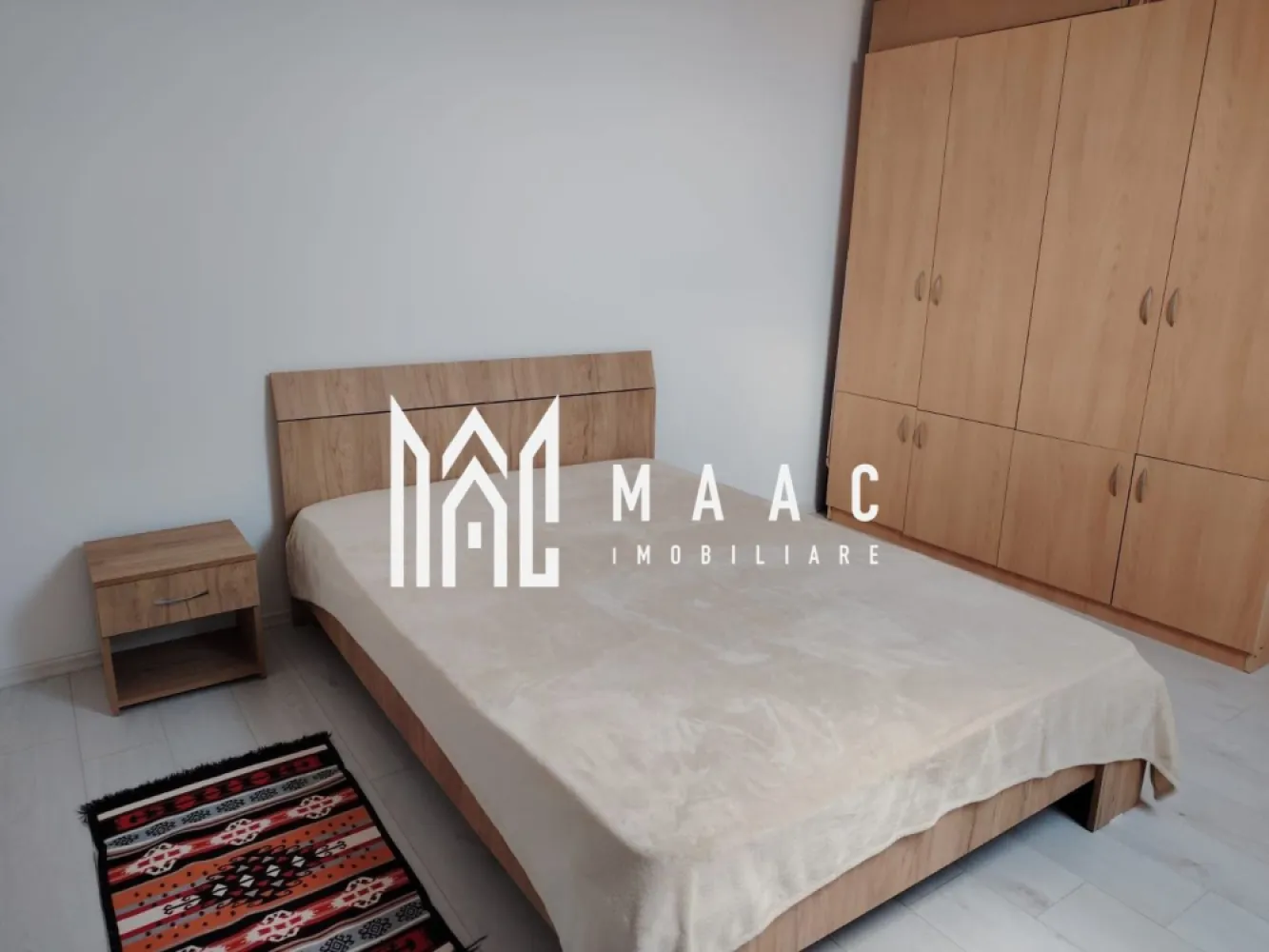 Apartament 3 camere | 65 MPU | Vasile Aaron - MAAC Imobiliare vă propune spre închiriere un apartament cu 3 camere situat într-o zonă bine cotată din Sibiu, cu acces facil către toate punctele de interes ale orașului, ideal pentru un stil de viață confortabil și bine conectat.

Poziționarea este extrem de avantajoasă, locuința fiind amplasată în apropierea magazinelor, instituțiilor de învățământ și altor facilități urbane, oferind acces rapid către centrul orașului și principalele zone de interes.

Apartamentul se remarcă prin spațiile generoase și compartimentarea eficientă, fiind potrivit pentru o familie sau pentru persoane care își doresc un ambient aerisit și bine organizat.

-living generos cu bucătărie open-space
-2 dormitoare decomandate situate la mansardă
-baie
-hol de acces

Locuința este complet mobilată și utilată, beneficiind de electrocasnice incluse și finisaje de calitate, cu mobilier aflat în stare impecabilă, pregătită pentru mutare imediată.

Unul dintre punctele forte ale apartamentului este livingul spațios, care oferă un cadru ideal pentru relaxare și socializare, completat de o compartimentare practică ce asigură confort și intimitate.

În proximitate se regăsesc magazine, restaurante, mijloace de transport în comun și centrul orașului, toate ușor accesibile.

Disponibil începând cu data de 10 mai.

Pentru mai multe detalii sau pentru programarea unei vizionări, vă rugăm să ne contactați și să menționați codul ID:CP3019985.