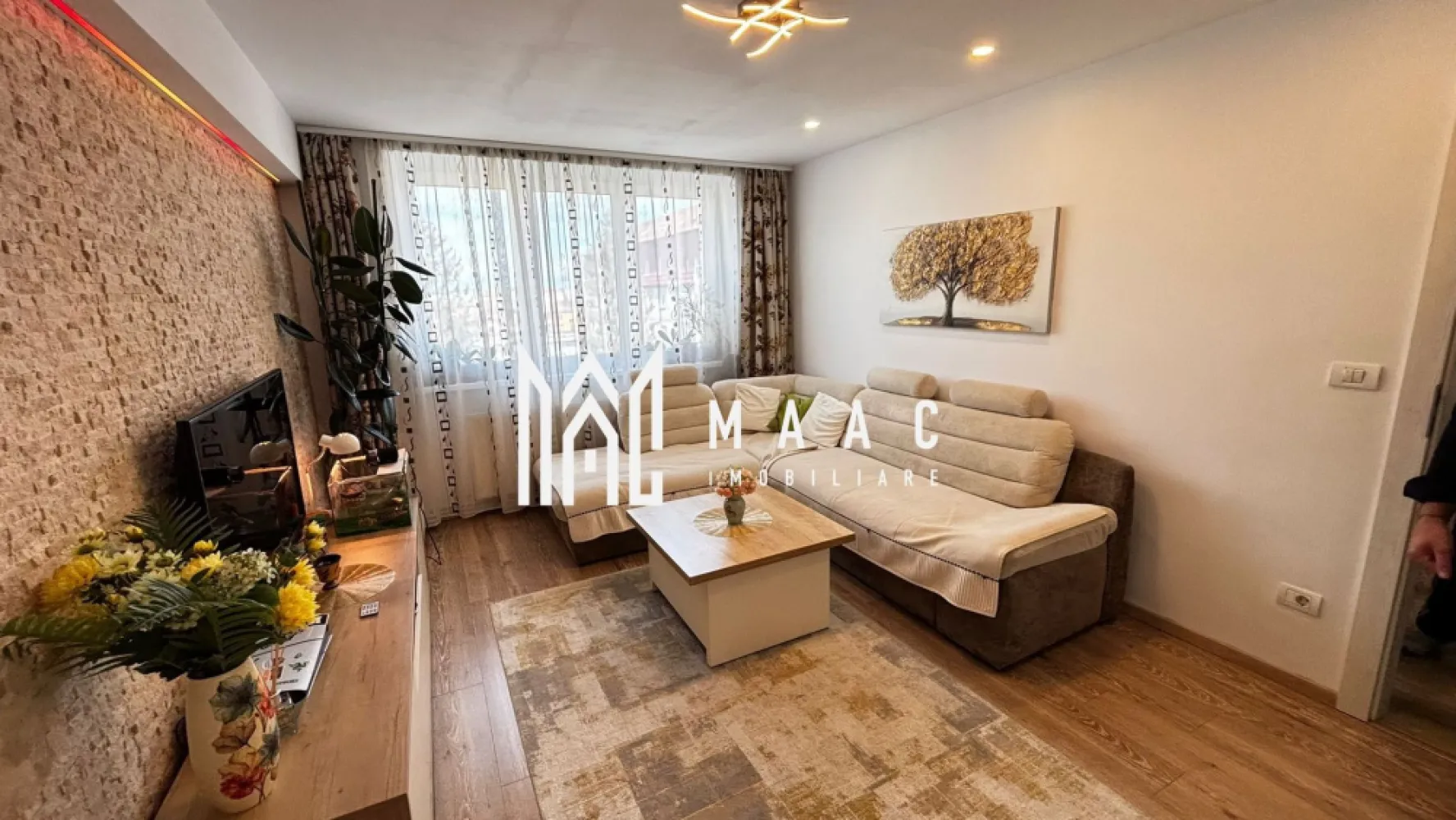 Apartament 3 camere | 64 mp | Renovat complet | Mobilat și utilat | Rahovei - MAAC Imobiliare vă propune spre vânzare un apartament modern cu 3 camere, situat pe strada Rahovei din Sibiu, într-o zonă excelentă, foarte aproape de bulevardul Vasile Milea. Proprietatea este ideală atât pentru locuință personală, cât și pentru investiție, datorită poziționării într-una dintre cele mai apreciate zone rezidențiale ale orașului, cu acces rapid către toate punctele de interes.

Apartamentul este amplasat la etajul 4 din 4 și dispune de o suprafață utilă de 64 mp, fiind complet renovat în anul 2020, inclusiv instalațiile electrice și sanitare. Compartimentarea este practică și eficientă, oferind confort și funcționalitate pentru întreaga familie.

Living spațios
Două dormitoare
Bucătărie separată
Cămară generoasă
Baie cu geam pentru aerisire naturală

Locuința se predă complet mobilată și utilată, cu excepția camerei copiilor, fiind pregătită pentru mutare imediată. Finisajele și dotările moderne contribuie la un confort termic ridicat și la costuri eficiente de întreținere.

Centrală termică în condensare
Geamuri tripan
Izolație exterioară de 10 cm
Renovare completă realizată în 2020
Instalații electrice și sanitare schimbate

Orientarea nord-vest oferă lumină naturală plăcută în a doua parte a zilei, iar poziționarea apartamentului asigură acces facil către școli, grădinițe, magazine, stații de autobuz, centre comerciale și Shopping City Sibiu.

Acest apartament reprezintă alegerea ideală pentru cei care caută o locuință modernă, într-o zonă bine conectată a orașului Sibiu, cu toate facilitățile necesare în apropiere.

Pentru mai multe detalii sau pentru programarea unei vizionări, vă rugăm să precizați telefonic că ați văzut anunțul cu CP3005894.