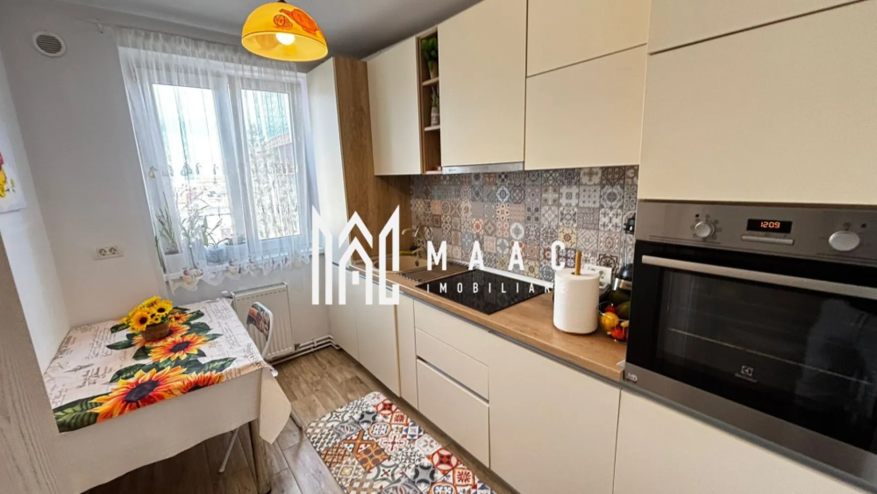 Apartament 3 camere | 64 mp | Renovat complet | Mobilat și utilat | Rahovei - MAAC Imobiliare vă propune spre vânzare un apartament modern cu 3 camere, situat pe strada Rahovei din Sibiu, într-o zonă excelentă, foarte aproape de bulevardul Vasile Milea. Proprietatea este ideală atât pentru locuință personală, cât și pentru investiție, datorită poziționării într-una dintre cele mai apreciate zone rezidențiale ale orașului, cu acces rapid către toate punctele de interes.

Apartamentul este amplasat la etajul 4 din 4 și dispune de o suprafață utilă de 64 mp, fiind complet renovat în anul 2020, inclusiv instalațiile electrice și sanitare. Compartimentarea este practică și eficientă, oferind confort și funcționalitate pentru întreaga familie.

Living spațios
Două dormitoare
Bucătărie separată
Cămară generoasă
Baie cu geam pentru aerisire naturală

Locuința se predă complet mobilată și utilată, cu excepția camerei copiilor, fiind pregătită pentru mutare imediată. Finisajele și dotările moderne contribuie la un confort termic ridicat și la costuri eficiente de întreținere.

Centrală termică în condensare
Geamuri tripan
Izolație exterioară de 10 cm
Renovare completă realizată în 2020
Instalații electrice și sanitare schimbate

Orientarea nord-vest oferă lumină naturală plăcută în a doua parte a zilei, iar poziționarea apartamentului asigură acces facil către școli, grădinițe, magazine, stații de autobuz, centre comerciale și Shopping City Sibiu.

Acest apartament reprezintă alegerea ideală pentru cei care caută o locuință modernă, într-o zonă bine conectată a orașului Sibiu, cu toate facilitățile necesare în apropiere.

Pentru mai multe detalii sau pentru programarea unei vizionări, vă rugăm să precizați telefonic că ați văzut anunțul cu CP3005894.