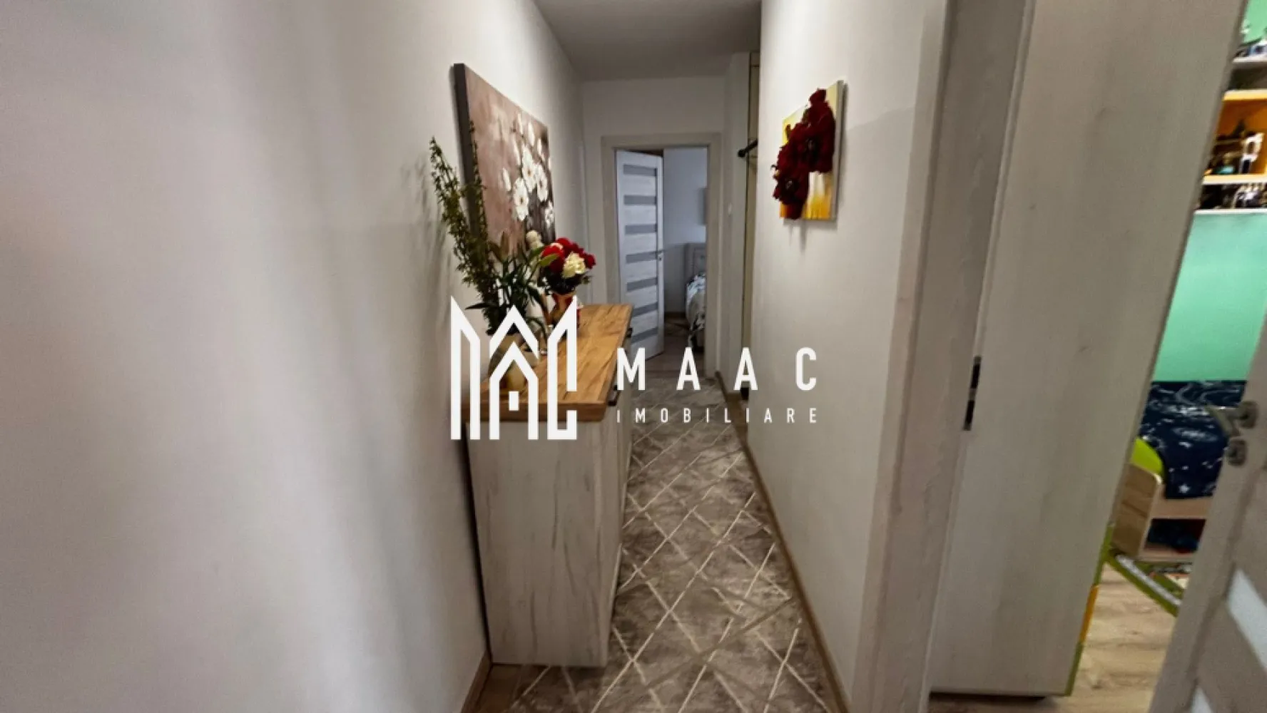 Apartament 3 camere | 64 mp | Renovat complet | Mobilat și utilat | Rahovei - MAAC Imobiliare vă propune spre vânzare un apartament modern cu 3 camere, situat pe strada Rahovei din Sibiu, într-o zonă excelentă, foarte aproape de bulevardul Vasile Milea. Proprietatea este ideală atât pentru locuință personală, cât și pentru investiție, datorită poziționării într-una dintre cele mai apreciate zone rezidențiale ale orașului, cu acces rapid către toate punctele de interes.

Apartamentul este amplasat la etajul 4 din 4 și dispune de o suprafață utilă de 64 mp, fiind complet renovat în anul 2020, inclusiv instalațiile electrice și sanitare. Compartimentarea este practică și eficientă, oferind confort și funcționalitate pentru întreaga familie.

Living spațios
Două dormitoare
Bucătărie separată
Cămară generoasă
Baie cu geam pentru aerisire naturală

Locuința se predă complet mobilată și utilată, cu excepția camerei copiilor, fiind pregătită pentru mutare imediată. Finisajele și dotările moderne contribuie la un confort termic ridicat și la costuri eficiente de întreținere.

Centrală termică în condensare
Geamuri tripan
Izolație exterioară de 10 cm
Renovare completă realizată în 2020
Instalații electrice și sanitare schimbate

Orientarea nord-vest oferă lumină naturală plăcută în a doua parte a zilei, iar poziționarea apartamentului asigură acces facil către școli, grădinițe, magazine, stații de autobuz, centre comerciale și Shopping City Sibiu.

Acest apartament reprezintă alegerea ideală pentru cei care caută o locuință modernă, într-o zonă bine conectată a orașului Sibiu, cu toate facilitățile necesare în apropiere.

Pentru mai multe detalii sau pentru programarea unei vizionări, vă rugăm să precizați telefonic că ați văzut anunțul cu CP3005894.