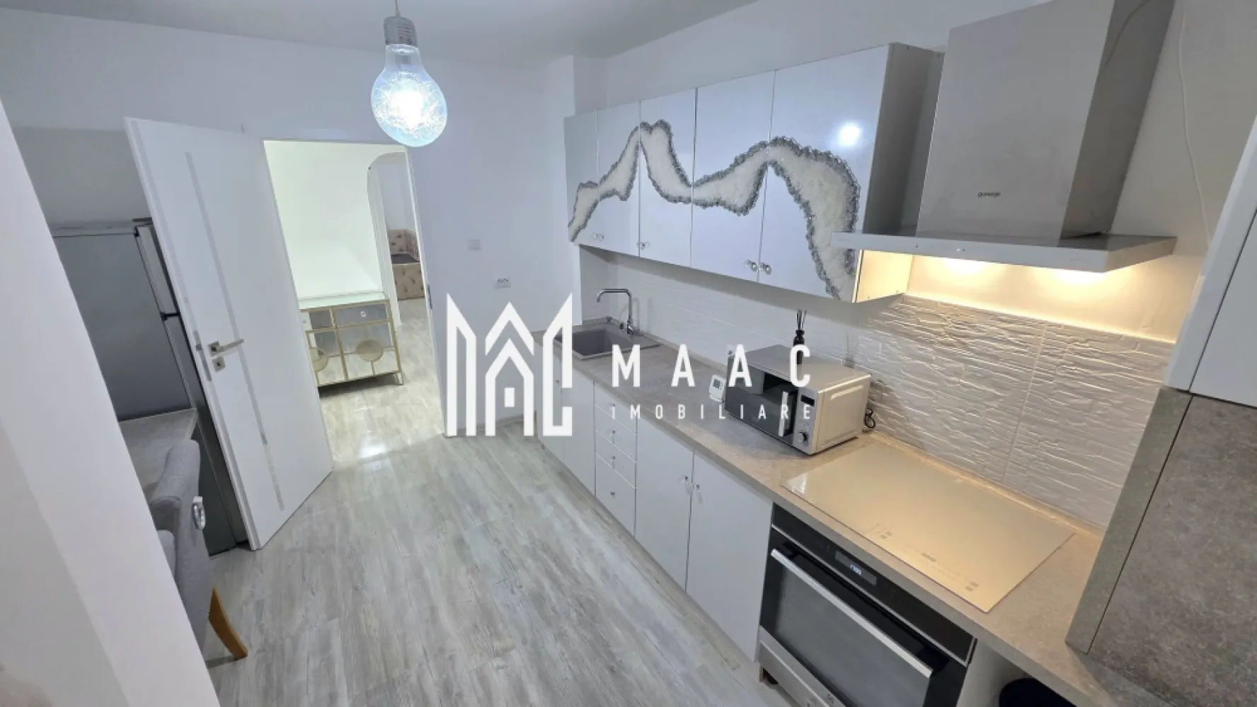 Apartament 3 camere | Decomandat | 70 MPU | Terezian - MAAC Imobiliare vă propune spre închiriere un apartament cu 3 camere situat în cartierul Terezian din Sibiu, o zonă accesibilă și bine conectată la principalele facilități urbane, ideală pentru locuire permanentă sau investiție.

Poziționarea este avantajoasă, imobilul fiind amplasat în apropiere de centru, gară și piață, cu acces facil către școli, magazine, bănci, farmacii și mijloace de transport în comun, oferind astfel un stil de viață practic și bine conectat.

Apartamentul este situat la parterul unui bloc cu 4 etaje, într-un imobil cu doar 2 locatari pe palier, beneficiind de liniște și intimitate. Compartimentarea este decomandată, eficientă și bine organizată, oferind confort și funcționalitate.

-3 camere decomandate
-bucătărie
-2 băi
-cămară
-debara
-pivniță spațioasă

Locuința se vinde complet mobilată și utilată, fiind pregătită pentru mutare imediată 
În proximitate se regăsesc centrul orașului, gara, piața, unități de învățământ, magazine, bănci, farmacii și stații de transport în comun, ceea ce asigură acces rapid către toate punctele de interes din Sibiu.

Condiții închiriere:

Chiriaș pe termen lung

Se acceptă studenți cu condiția respectării închirierii pe minim 1 an

Se acceptă străini

Se percepe garanție în cuantumul unei chirii

Potrivit și pentru o familie cu un copil

Pentru mai multe detalii sau pentru programarea unei vizionări, contactați-ne specificând codul de identificare al proprietății ID:CP3016281.