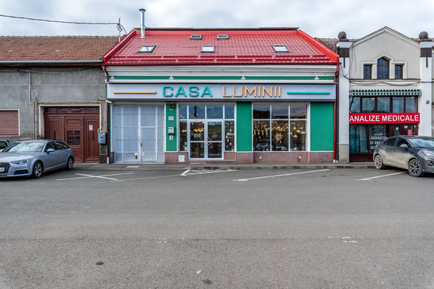 Spațiu comercial, hala, si un penthouse în centrul Aradului Nou - În inima Aradului Nou, într-o zonă cu vad comercial format și trafic constant, se află o proprietate rară pe piață, gândită pentru cei care caută mai mult decât un simplu spațiu comercial: stabilitate, versatilitate și potențial real de dezvoltare.

Preț listare: 620.000 € | 0% comision
Contact: Sebastian Nica 0722 252 639

Cu o suprafață totală de aproximativ 950 mp, proprietatea oferă o configurație ideală pentru afaceri de familie, producție, depozitare, showroom sau activități mixte.

#Hală încălzită, cu acces auto pentru vehicule de până la 7,5 tone, perfectă pentru activități logistice sau comerciale
#Apartament tip penthouse la etaj, cu terasă rooftop, ideal pentru locuire, birou de management sau protocol
#Casă separată, mai mică, în curte, potrivită pentru personal, închiriere sau spațiu auxiliar
#Locuri de parcare chiar în fața spațiului, un avantaj major pentru clienți și parteneri

Localizare strategică – centrul Aradului Nou, cu acces facil, vizibilitate excelentă și flux constant de clienți, ceea ce face ca această proprietate să fie o investiție sigură și profitabilă pe termen lung.

Aceasta este o proprietate care lucrează pentru tine – fie că îți dorești să-ți dezvolți propria afacere, fie că vizezi un activ imobiliar solid, cu multiple surse de venit.

📞 Pentru informații suplimentare și programarea unei vizionări:
Sebastian Nica – 0722 252 639

Documentație disponibilă la cerere pentru investitori calificați.

Nu dispui de toată suma? Te ajutăm noi gratuit! Îți obținem oferte de la 16 bănci.
Ai o proprietate de vânzare în Arad și vrei să știi cât valorează cu adevărat?
Sună-mă pentru o evaluare gratuită, fără obligații.

Birou: ACASĂ | Agenție imobiliară Arad
Bulevardul Decebal 2, Arad 310133