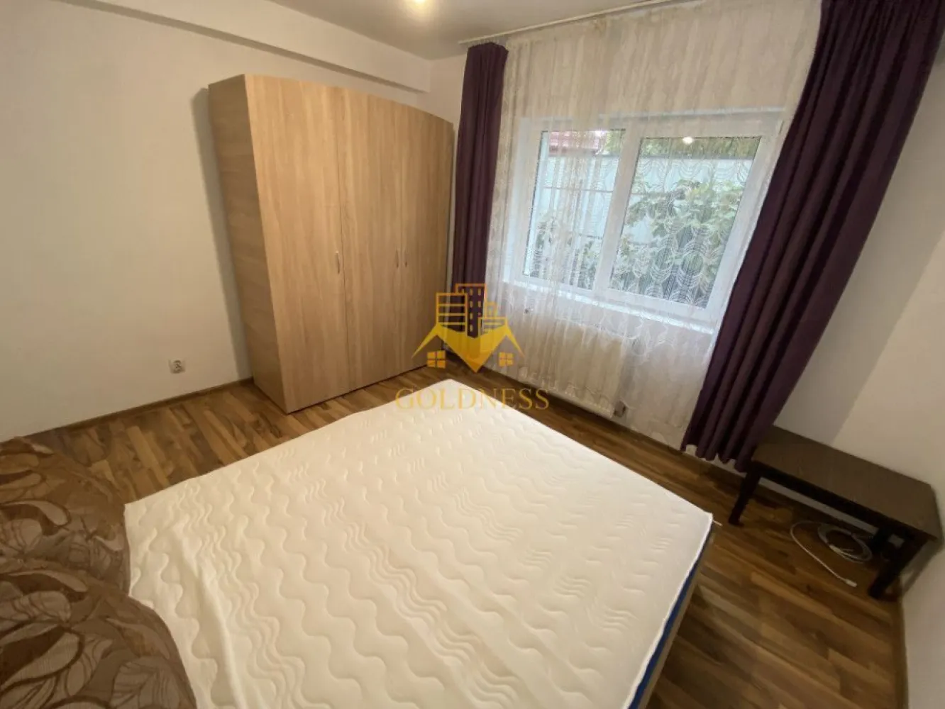 2 camere, parcare, curte, Zona Bulgaria, Fabricii, Mega Image - GOLDNESS Imobiliare vă propune spre închiriere un apartament cu 2 camere complet mobilat și utilat, la parter într-o casa de 2 etaje, în Cartierul Bulgaria. 

Dispune de loc de parcare!

Se află în apropierea stațiilor de transport în comun, magazine, restaurante, spații verzi, farmacii, etc. 

Apartamentul este compartimentat astfel:
 - dormitor cu pat matrimonial, dressing, noptiere
 - living cu bucatarie open space complet utilată și mobilată, canapea extensibilă, loc de servit masa 
 - baie cu cabina de dus, calorifer port prosop și dulap pentru depozitare.
 

Imobilul este dotat cu toate cele necesare- centrală proprie, frigider, aragaz, hotă, mașină de spălat haine, etc. 

Dacă sunteți interesați de acest apartament și doriți să îl vizionați, dar și pentru alte oferte nu ezitați să ne contactați telefonic sau prin e-mail. Vă stăm la dispoziție!
Pentru intermediere se percepe un comision de 50% din prețul chiriei