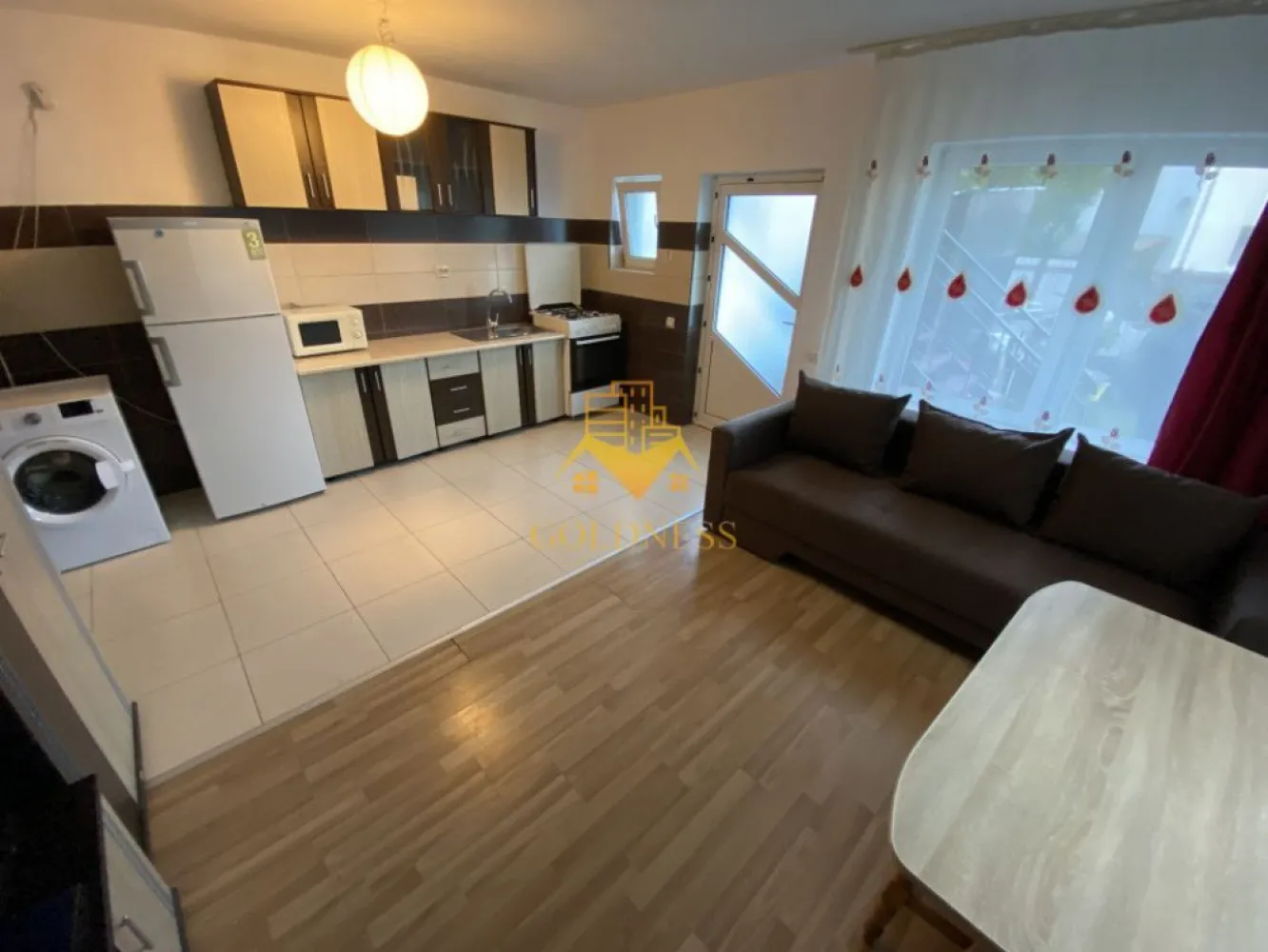 2 camere, parcare, curte, Zona Bulgaria, Fabricii, Mega Image - GOLDNESS Imobiliare vă propune spre închiriere un apartament cu 2 camere complet mobilat și utilat, la parter într-o casa de 2 etaje, în Cartierul Bulgaria. 

Dispune de loc de parcare!

Se află în apropierea stațiilor de transport în comun, magazine, restaurante, spații verzi, farmacii, etc. 

Apartamentul este compartimentat astfel:
 - dormitor cu pat matrimonial, dressing, noptiere
 - living cu bucatarie open space complet utilată și mobilată, canapea extensibilă, loc de servit masa 
 - baie cu cabina de dus, calorifer port prosop și dulap pentru depozitare.
 

Imobilul este dotat cu toate cele necesare- centrală proprie, frigider, aragaz, hotă, mașină de spălat haine, etc. 

Dacă sunteți interesați de acest apartament și doriți să îl vizionați, dar și pentru alte oferte nu ezitați să ne contactați telefonic sau prin e-mail. Vă stăm la dispoziție!
Pentru intermediere se percepe un comision de 50% din prețul chiriei