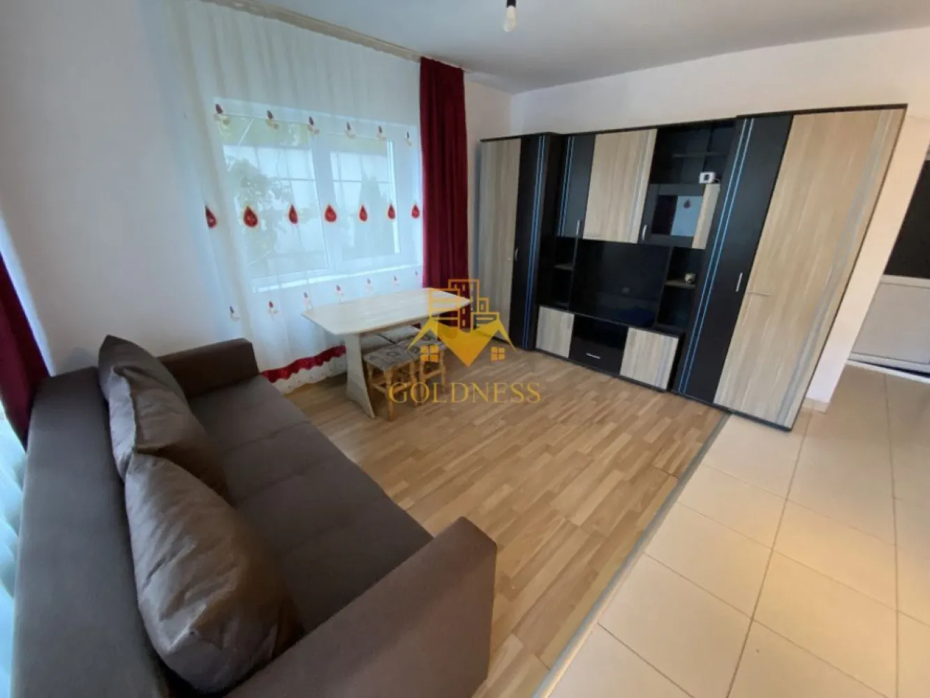 2 camere, parcare, curte, Zona Bulgaria, Fabricii, Mega Image - GOLDNESS Imobiliare vă propune spre închiriere un apartament cu 2 camere complet mobilat și utilat, la parter într-o casa de 2 etaje, în Cartierul Bulgaria. 

Dispune de loc de parcare!

Se află în apropierea stațiilor de transport în comun, magazine, restaurante, spații verzi, farmacii, etc. 

Apartamentul este compartimentat astfel:
 - dormitor cu pat matrimonial, dressing, noptiere
 - living cu bucatarie open space complet utilată și mobilată, canapea extensibilă, loc de servit masa 
 - baie cu cabina de dus, calorifer port prosop și dulap pentru depozitare.
 

Imobilul este dotat cu toate cele necesare- centrală proprie, frigider, aragaz, hotă, mașină de spălat haine, etc. 

Dacă sunteți interesați de acest apartament și doriți să îl vizionați, dar și pentru alte oferte nu ezitați să ne contactați telefonic sau prin e-mail. Vă stăm la dispoziție!
Pentru intermediere se percepe un comision de 50% din prețul chiriei