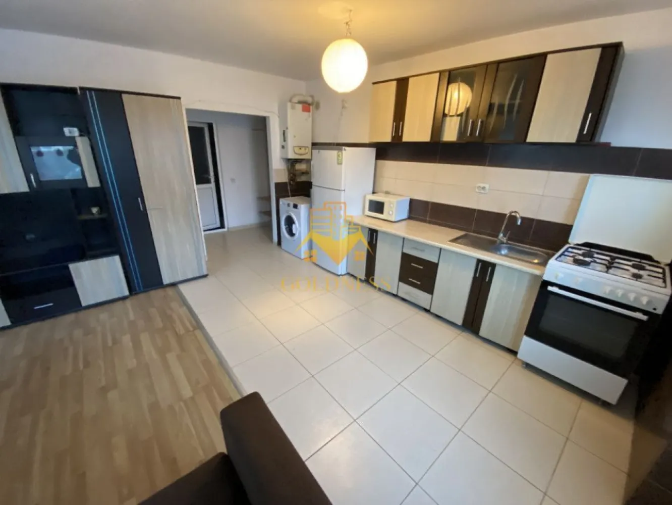 2 camere, parcare, curte, Zona Bulgaria, Fabricii, Mega Image - GOLDNESS Imobiliare vă propune spre închiriere un apartament cu 2 camere complet mobilat și utilat, la parter într-o casa de 2 etaje, în Cartierul Bulgaria. 

Dispune de loc de parcare!

Se află în apropierea stațiilor de transport în comun, magazine, restaurante, spații verzi, farmacii, etc. 

Apartamentul este compartimentat astfel:
 - dormitor cu pat matrimonial, dressing, noptiere
 - living cu bucatarie open space complet utilată și mobilată, canapea extensibilă, loc de servit masa 
 - baie cu cabina de dus, calorifer port prosop și dulap pentru depozitare.
 

Imobilul este dotat cu toate cele necesare- centrală proprie, frigider, aragaz, hotă, mașină de spălat haine, etc. 

Dacă sunteți interesați de acest apartament și doriți să îl vizionați, dar și pentru alte oferte nu ezitați să ne contactați telefonic sau prin e-mail. Vă stăm la dispoziție!
Pentru intermediere se percepe un comision de 50% din prețul chiriei