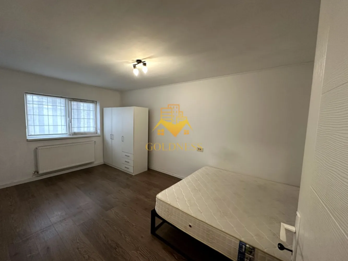 Casa 4 camere individuală, Curte, Parcare,Iris,Oașului, Lidl, REVO Gym - GOLDNESS Imobiliare vă propune spre închiriere o casa individuală cu 4 camere pe 2 nivele(P+1), curte proprie și posibilitatea de a parca în curte (2 locuri).

Se află în apropierea stațiilor de transport în comun, magazine, restaurante, spații verzi, farmacii, etc. 

Casa este compartimentată astfel:
Parter:
- Bucatarie open space cu livingul
- Baie cu cada și mașina de spălat rufe
- Dormitor cu pat matrimonial și un dressing
Etaj(complet decomandat):
-2 dormitoare (unul este cu pat matrimonial și dressing și celălalt nemobilat)
-2 debarale 
-Baie cu cada 

Imobilul este dotat cu toate cele necesare- centrală proprie, frigider, aragaz, hotă, mașină de spălat haine, etc. Iar el se mai poate mobila la cerere după caz.

Dacă sunteți interesați de acest apartament și doriți să îl vizionați, dar și pentru alte oferte nu ezitați să ne contactați telefonic sau prin e-mail. Vă stăm la dispoziție!
Pentru intermediere se percepe un comision de 50% din prețul chiriei!