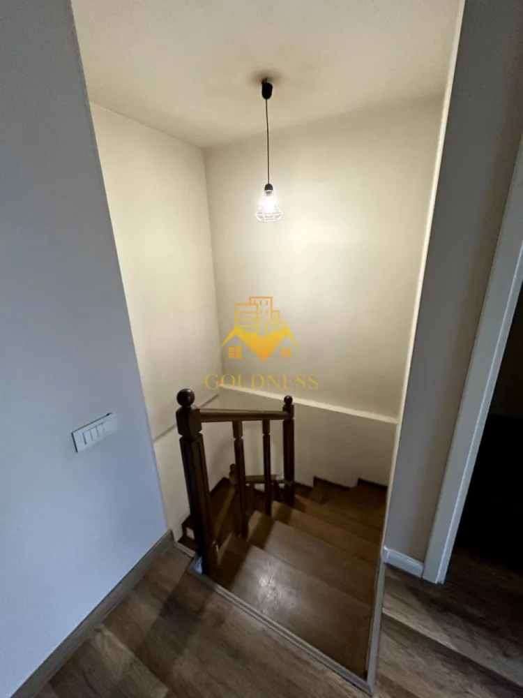 Casa 4 camere individuală, Curte, Parcare,Iris,Oașului, Lidl, REVO Gym - GOLDNESS Imobiliare vă propune spre închiriere o casa individuală cu 4 camere pe 2 nivele(P+1), curte proprie și posibilitatea de a parca în curte (2 locuri).

Se află în apropierea stațiilor de transport în comun, magazine, restaurante, spații verzi, farmacii, etc. 

Casa este compartimentată astfel:
Parter:
- Bucatarie open space cu livingul
- Baie cu cada și mașina de spălat rufe
- Dormitor cu pat matrimonial și un dressing
Etaj(complet decomandat):
-2 dormitoare (unul este cu pat matrimonial și dressing și celălalt nemobilat)
-2 debarale 
-Baie cu cada 

Imobilul este dotat cu toate cele necesare- centrală proprie, frigider, aragaz, hotă, mașină de spălat haine, etc. Iar el se mai poate mobila la cerere după caz.

Dacă sunteți interesați de acest apartament și doriți să îl vizionați, dar și pentru alte oferte nu ezitați să ne contactați telefonic sau prin e-mail. Vă stăm la dispoziție!
Pentru intermediere se percepe un comision de 50% din prețul chiriei!