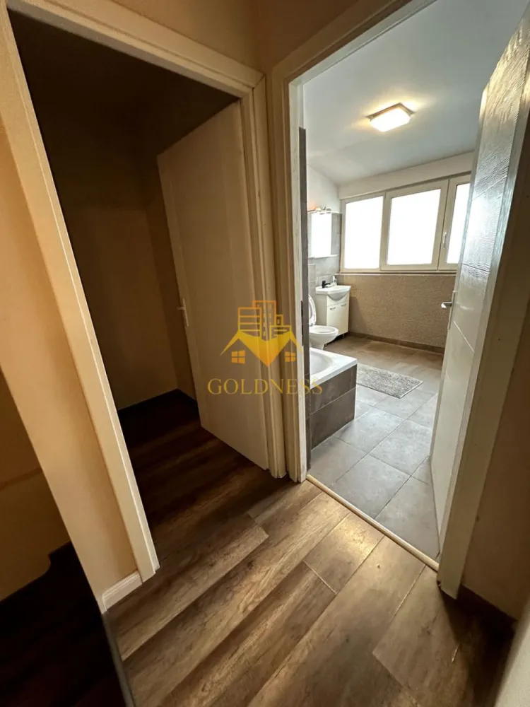 Casa 4 camere individuală, Curte, Parcare,Iris,Oașului, Lidl, REVO Gym - GOLDNESS Imobiliare vă propune spre închiriere o casa individuală cu 4 camere pe 2 nivele(P+1), curte proprie și posibilitatea de a parca în curte (2 locuri).

Se află în apropierea stațiilor de transport în comun, magazine, restaurante, spații verzi, farmacii, etc. 

Casa este compartimentată astfel:
Parter:
- Bucatarie open space cu livingul
- Baie cu cada și mașina de spălat rufe
- Dormitor cu pat matrimonial și un dressing
Etaj(complet decomandat):
-2 dormitoare (unul este cu pat matrimonial și dressing și celălalt nemobilat)
-2 debarale 
-Baie cu cada 

Imobilul este dotat cu toate cele necesare- centrală proprie, frigider, aragaz, hotă, mașină de spălat haine, etc. Iar el se mai poate mobila la cerere după caz.

Dacă sunteți interesați de acest apartament și doriți să îl vizionați, dar și pentru alte oferte nu ezitați să ne contactați telefonic sau prin e-mail. Vă stăm la dispoziție!
Pentru intermediere se percepe un comision de 50% din prețul chiriei!