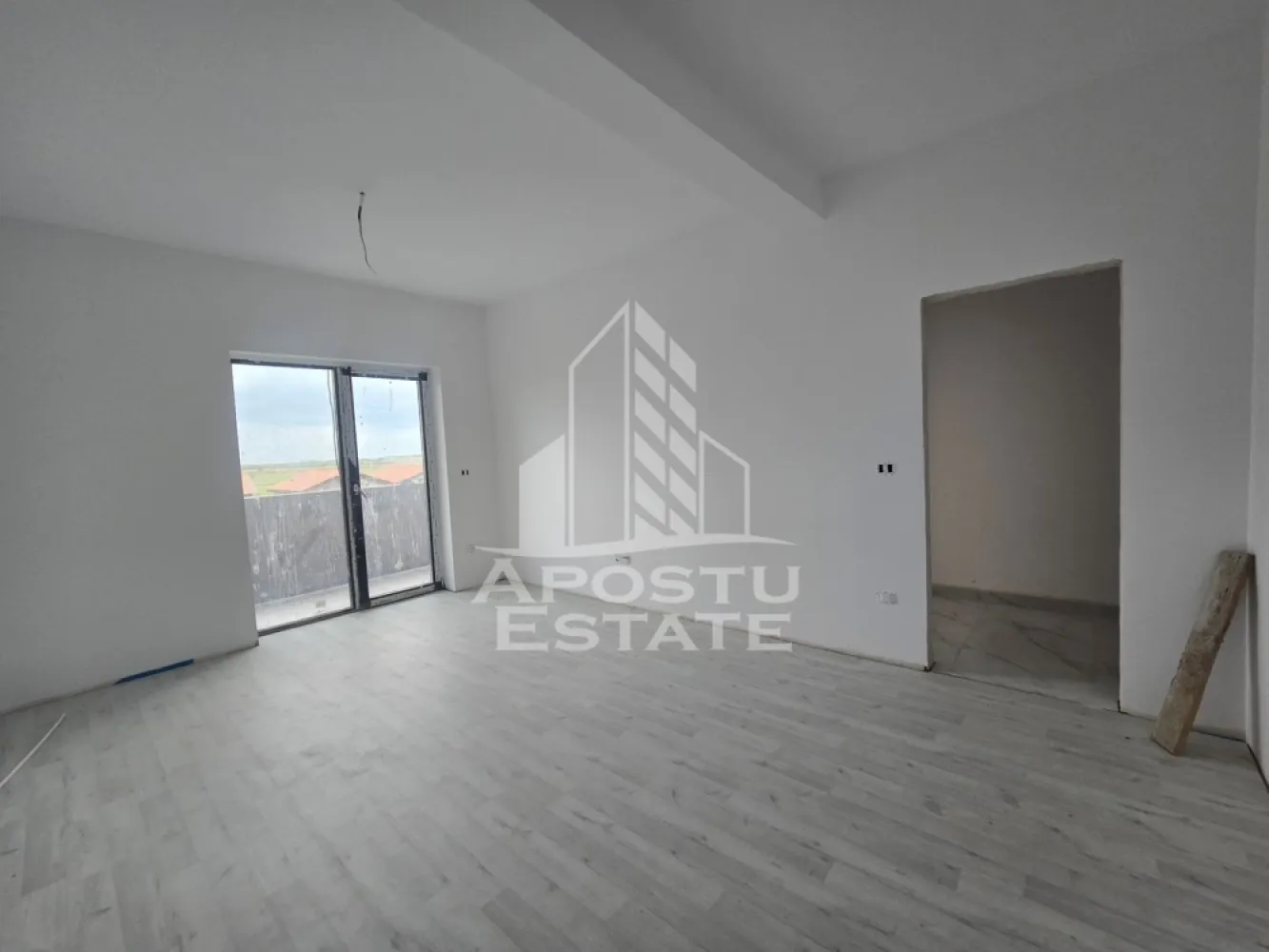 Apartament nou de vanzare, 2 camere, bucatarie inchisa, etaj intermediar, Giroc - Apostu Estate va ofera spre vanzare un apartament nou, cu 2 camere, decomandat, cu bucatarie inchisa, situat la etajul intermediar al unui imobil intabulat in anul 2025, in Timis, Giroc, zona Calea Urseni. Aproximativ 1 km distanta fata de Zone Cafe 2 si Mega Image Calea Urseni Timisoara. Acces facil la centura ocolitoare a orasului. Doar 300 m fata de prima statie a mijloacelor de transport in comun.

Imobil realizat din caramida Porotherm de 30 cm pe exterior, 25 cm zidurile pe interior si 11.5 zidurile de compartimentare la bai.
Izolatie de 10 cm EPS 80.
Acoperis din tigla.

Loc de parcare propriu inscris in cartea funciara.
Patru apartamente pe etaj. 
Regim de inaltime: P + 2 + M. 
Acoperis din tigla. 
Tamplarie PVC, geamuri tripan.

Confortul termic se realizeaza cu ajutorul centralei proprii pe gaz, incalzire in pardoseala.

Etaj intermediar, etajul 2 din 3. Apartamentul dispune de 53 mpu, plus un balcon de aproximativ 5 - 6 mp. 
Compartimentat astfel:
- hol de acces generos
- bucatarie inchisa, 8 mp
- living, 18.5 mp
- dormitor, 14 mp
- baie cu dus, rigola si toaleta suspendata cu rezervor incorporat, 5 mp
- balcon deschis 

Agentia imobiliara Apostu Estate va ofera consultanta bancara gratuita prin intermediul colaboratorilor nostri pentru alegerea celui mai potrivit tip de credit, astfel incat tu sa devi noul proprietar al acestui apartament.

Va asteptam cu drag la o vizionare!