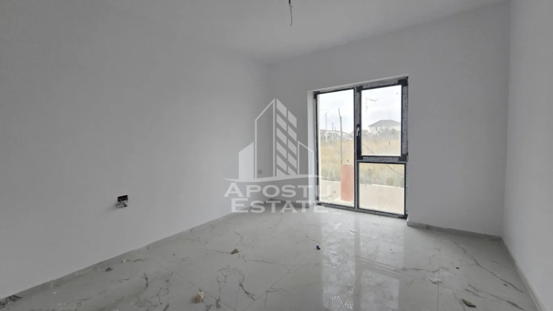 Apartament nou de vanzare, 2 camere, bucatarie inchisa, etaj intermediar, Giroc - Apostu Estate va ofera spre vanzare un apartament nou, cu 2 camere, decomandat, cu bucatarie inchisa, situat la etajul intermediar al unui imobil intabulat in anul 2025, in Timis, Giroc, zona Calea Urseni. Aproximativ 1 km distanta fata de Zone Cafe 2 si Mega Image Calea Urseni Timisoara. Acces facil la centura ocolitoare a orasului. Doar 300 m fata de prima statie a mijloacelor de transport in comun.

Imobil realizat din caramida Porotherm de 30 cm pe exterior, 25 cm zidurile pe interior si 11.5 zidurile de compartimentare la bai.
Izolatie de 10 cm EPS 80.
Acoperis din tigla.

Loc de parcare propriu inscris in cartea funciara.
Patru apartamente pe etaj. 
Regim de inaltime: P + 2 + M. 
Acoperis din tigla. 
Tamplarie PVC, geamuri tripan.

Confortul termic se realizeaza cu ajutorul centralei proprii pe gaz, incalzire in pardoseala.

Etaj intermediar, etajul 2 din 3. Apartamentul dispune de 53 mpu, plus un balcon de aproximativ 5 - 6 mp. 
Compartimentat astfel:
- hol de acces generos
- bucatarie inchisa, 8 mp
- living, 18.5 mp
- dormitor, 14 mp
- baie cu dus, rigola si toaleta suspendata cu rezervor incorporat, 5 mp
- balcon deschis 

Agentia imobiliara Apostu Estate va ofera consultanta bancara gratuita prin intermediul colaboratorilor nostri pentru alegerea celui mai potrivit tip de credit, astfel incat tu sa devi noul proprietar al acestui apartament.

Va asteptam cu drag la o vizionare!