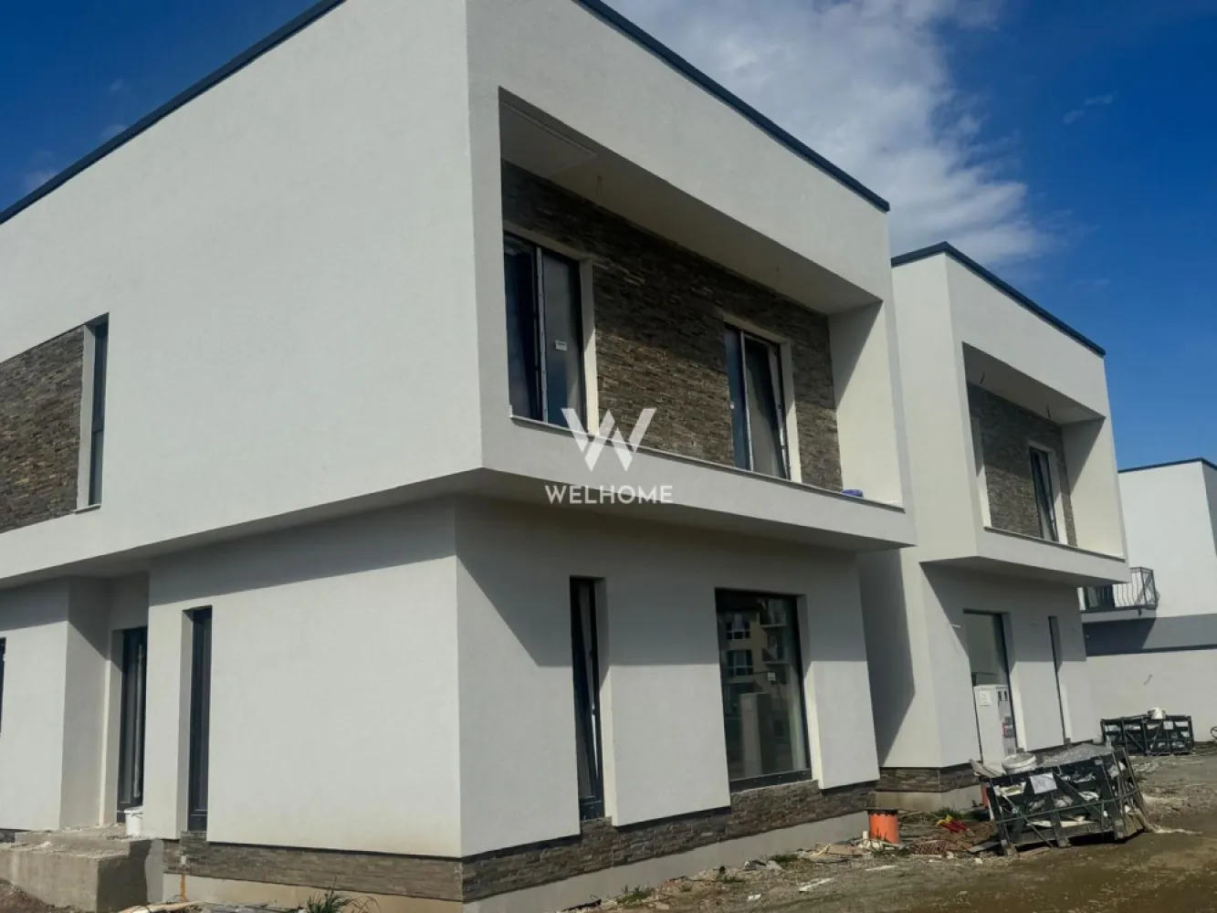 Casa 4 camere, curte generoasă – Șelimbăr, Sibiu - Casă modernă cu 4 camere și curte generoasă – Șelimbăr, Str. Triajului, Intabulata

Detalii proprietate:
 • Suprafață utilă: 100 mp
 • Suprafață teren: 215 mp
 • Tip construcție: cuplată prin casa scării – intimitate, dar și eficiență termică
 • Curte spațioasă, cu acces auto pentru 2 mașini

Compartimentare:
 • Parter: living luminos cu zonă de dining, bucătărie închisă, baie, cămară / spațiu tehnic sub scară
 • Etaj: 3 dormitoare, baie principală, dressing generos

Finisaje și dotări:
 • Interior – la alb: centrală termică, încălzire în pardoseală pe ambele niveluri, ferestre termopan, ușă de intrare, glet + lavabilă, sape și toate instalațiile termice, electrice și sanitare finalizate
 • Exterior – la cheie: fațadă finisată, pavaj premium, gard complet, poartă pregătită pentru automatizare, gazon și terasă amenajată

Alte avantaje:
 • Străzi asfaltate și iluminate
 • Zonă liniștită, aproape de magazine și puncte de interes
 • Casă în curs de execuție – poți alege unele finisaje în funcție de stadiul lucrării

💰 Preț: 242.000 € (TVA inclus)
🏦 Se acceptă plata cash sau credit ipotecar

📞Vizionare" 0752.088.381- Roxana
