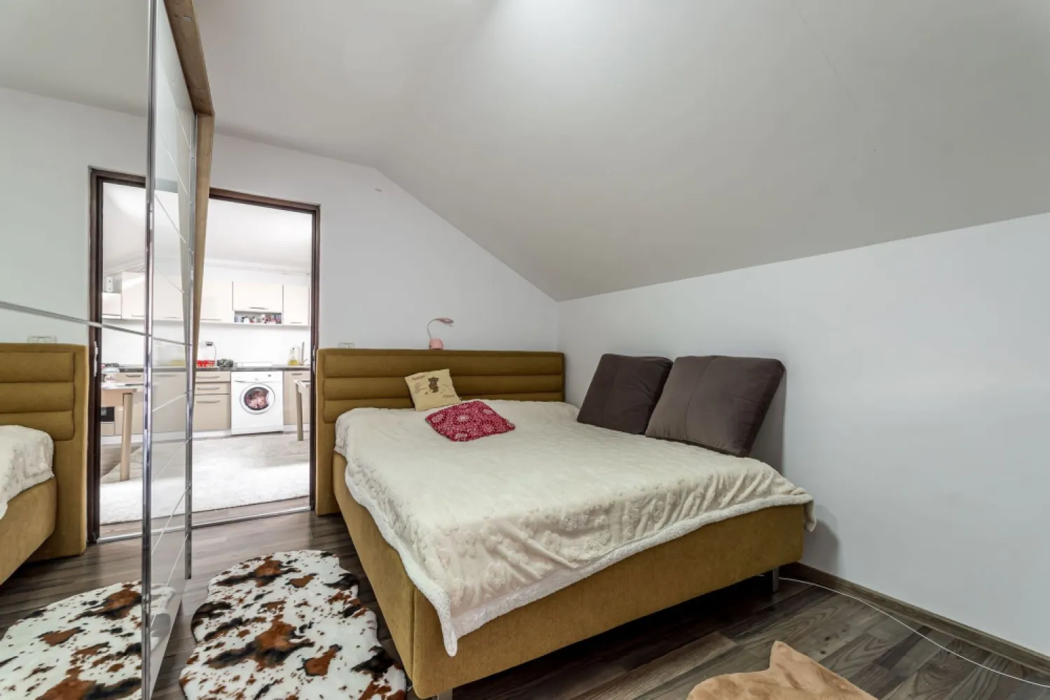 Apartament cu 2 dormitoare și loc de parcare - 0% COMISION - Vă propun spre achiziție o proprietate ce îmbină perfect dinamismul zonei Vlaicu cu liniștea unei străzi secundare, într-un imobil finalizat în anul 2019. Situat într-un bloc exclusivist cu regim mic de înălțime (P+2+M), acest apartament este definit prin lumină, eficiență și o structură modernă, fiind ideal pentru cei care caută un „acasă” privat sau o investiție cu randament imediat.

Situat pe strada Constantin Brâncuși, apartamentul beneficiază de acces rapid către principalele puncte de interes, rămânând totodată protejat de zgomotul arterelor principale.

Poziționarea la mansardă transformă locuința într-un spațiu de liniște absolută. Fără vecini deasupra și cu o orientare spre Est, vă bucurați de soarele dimineții și de un microclimat plăcut pe tot parcursul zilei.

Cu o suprafață construită de 72 mp (54 mp utili), spațiul este compartimentat inteligent: living cu bucătărie open-space, două dormitoare intime, baie cu cadă și finisaje moderne, fiind vândut complet mobilat și utilat.

Într-o zonă unde confortul parcării este un lux, această proprietate include un loc de parcare propriu, un activ esențial care adaugă valoare și siguranță investiției dumneavoastră.

An construcție: 2019 (Structură modernă, eficiență energetică ridicată)
Dotări: Centrală proprie, climatizare, mobilat complet.

Preț: 77.000 Euro
Comision 0% pentru cumpărător.

Pentru detalii și programarea unei vizionări:
Jasmina Uglesits - 0740814770 Consultant imobiliar - Agenția ACASĂ Arad

Nu dispui de toată suma? Te ajutăm noi gratuit! Îți obținem oferte de la 16 bănci.

Ai o proprietate de vânzare în Arad și vrei să știi cât valorează cu adevărat?
Sună-mă pentru o evaluare gratuită, fără obligații.

Birou: ACASĂ | Agenție imobiliară Arad
Bulevardul Decebal 2, Arad 310133