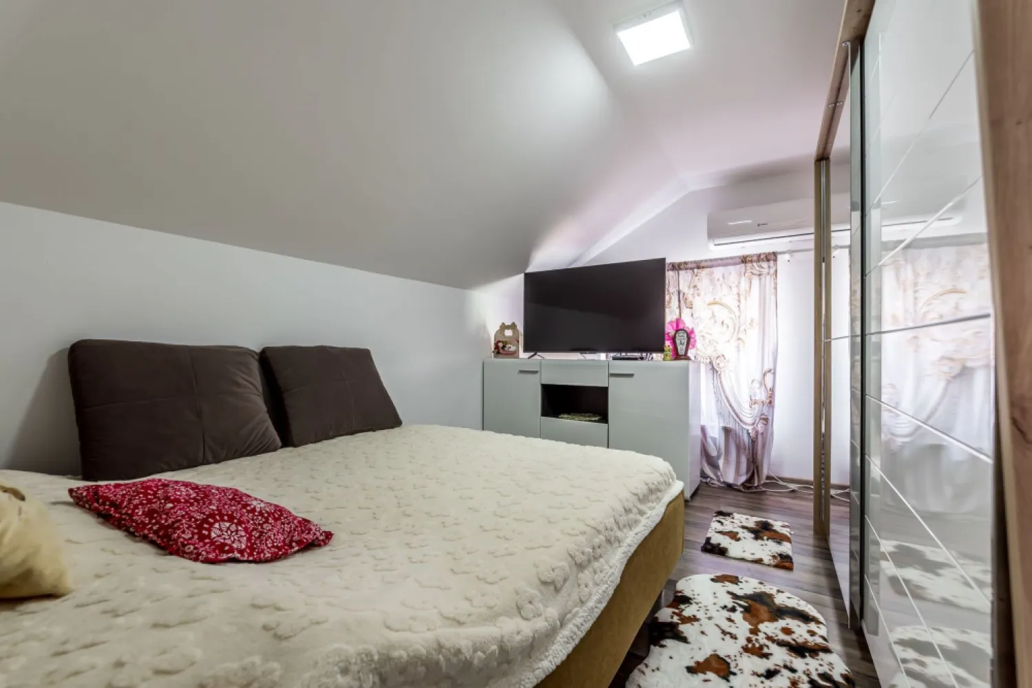 Apartament cu 2 dormitoare și loc de parcare - 0% COMISION - Vă propun spre achiziție o proprietate ce îmbină perfect dinamismul zonei Vlaicu cu liniștea unei străzi secundare, într-un imobil finalizat în anul 2019. Situat într-un bloc exclusivist cu regim mic de înălțime (P+2+M), acest apartament este definit prin lumină, eficiență și o structură modernă, fiind ideal pentru cei care caută un „acasă” privat sau o investiție cu randament imediat.

Situat pe strada Constantin Brâncuși, apartamentul beneficiază de acces rapid către principalele puncte de interes, rămânând totodată protejat de zgomotul arterelor principale.

Poziționarea la mansardă transformă locuința într-un spațiu de liniște absolută. Fără vecini deasupra și cu o orientare spre Est, vă bucurați de soarele dimineții și de un microclimat plăcut pe tot parcursul zilei.

Cu o suprafață construită de 72 mp (54 mp utili), spațiul este compartimentat inteligent: living cu bucătărie open-space, două dormitoare intime, baie cu cadă și finisaje moderne, fiind vândut complet mobilat și utilat.

Într-o zonă unde confortul parcării este un lux, această proprietate include un loc de parcare propriu, un activ esențial care adaugă valoare și siguranță investiției dumneavoastră.

An construcție: 2019 (Structură modernă, eficiență energetică ridicată)
Dotări: Centrală proprie, climatizare, mobilat complet.

Preț: 77.000 Euro
Comision 0% pentru cumpărător.

Pentru detalii și programarea unei vizionări:
Jasmina Uglesits - 0740814770 Consultant imobiliar - Agenția ACASĂ Arad

Nu dispui de toată suma? Te ajutăm noi gratuit! Îți obținem oferte de la 16 bănci.

Ai o proprietate de vânzare în Arad și vrei să știi cât valorează cu adevărat?
Sună-mă pentru o evaluare gratuită, fără obligații.

Birou: ACASĂ | Agenție imobiliară Arad
Bulevardul Decebal 2, Arad 310133