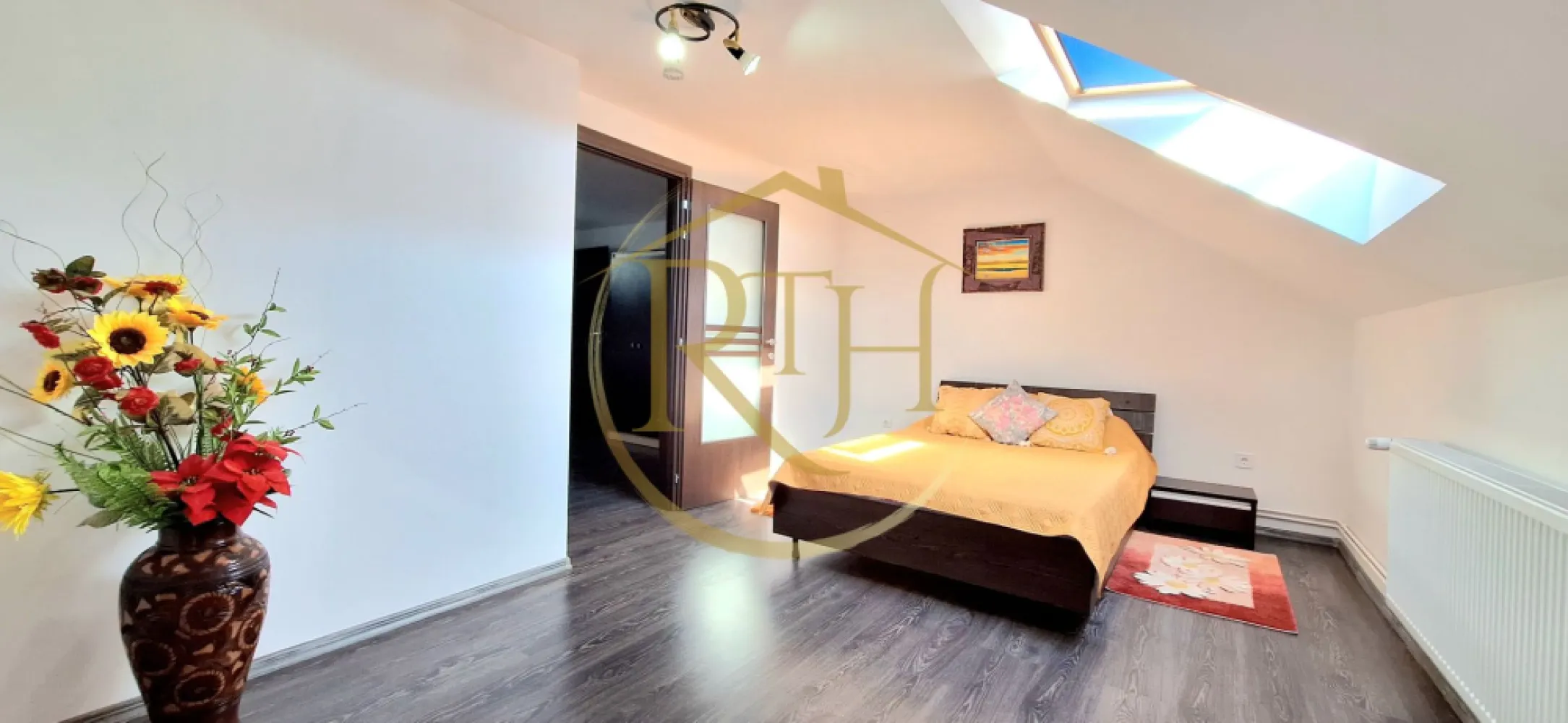 Apartament cu 2 camere, centrala proprie, aproape de Nokia, Iosefin - Acest apartament cu 2 camere, situat la etajul 1 al unei vile din zona Iosefin, pe strada Pop de Băsești, este o alegere ideală pentru cei care își doresc confort, intimitate și costuri de întreținere reduse. Situat foarte aproape de Nokia, Piata Iosefin, Gara de Nord, mijloace de transport in comun si acces rapid catre centrul orasului . Apartamentul are intrare separată și contorizare individuală, oferă un spațiu bine compartimentat, cu un dormitor primitor, un living open space integrat armonios cu bucătăria, un birou spatios si multe spatii de depozitare. Holul facilitează accesul către baie, dotată cu cabină de duș modernă.
Complet mobilat și utilat, apartamentul dispune de toate electrocasnicele necesare pentru un trai confortabil: mașină de spălat, frigider, aragaz, hotă, două televizoare și aer condiționat. Livingul este amenajat cu o canapea extensibilă, oferind un plus de funcționalitate, iar încălzirea este asigurată de o centrală proprie pe gaz, ceea ce permite un control eficient al consumului și cheltuieli minime de întreținere.
Apartamentul se închiriază complet echipat, incluzând veselă, lenjerii de pat și prosoape, toate fiind curate și igienizate. Este ideal pentru un cuplu, două fete, doi băieți sau o familie de maximum trei persoane. ne dormi chiriași serioși, cu loc de muncă stabil, care să respecte spațiul și să mențină curățenia. Nu se accepta animale de companie . 
Această proprietate este disponibilă exclusiv prin RealTimHouse.ro - Un pas spre un loc doar al tau ! 
Pentru cei interesați, vizionarea online este disponibilă la linkul: https://youtu.be/eGbRMNg9YLg?is=FKeGi2skQ8D5IlCh
Prețul chiriei este de 370 euro lunar, fix, la care se adaugă o garanție de 370 euro și comisionul agenției.
