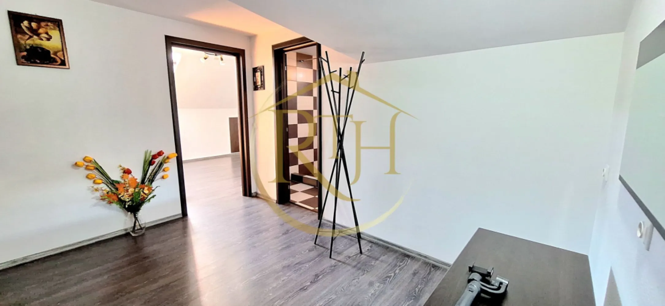 Apartament cu 2 camere, centrala proprie, aproape de Nokia, Iosefin - Acest apartament cu 2 camere, situat la etajul 1 al unei vile din zona Iosefin, pe strada Pop de Băsești, este o alegere ideală pentru cei care își doresc confort, intimitate și costuri de întreținere reduse. Situat foarte aproape de Nokia, Piata Iosefin, Gara de Nord, mijloace de transport in comun si acces rapid catre centrul orasului . Apartamentul are intrare separată și contorizare individuală, oferă un spațiu bine compartimentat, cu un dormitor primitor, un living open space integrat armonios cu bucătăria, un birou spatios si multe spatii de depozitare. Holul facilitează accesul către baie, dotată cu cabină de duș modernă.
Complet mobilat și utilat, apartamentul dispune de toate electrocasnicele necesare pentru un trai confortabil: mașină de spălat, frigider, aragaz, hotă, două televizoare și aer condiționat. Livingul este amenajat cu o canapea extensibilă, oferind un plus de funcționalitate, iar încălzirea este asigurată de o centrală proprie pe gaz, ceea ce permite un control eficient al consumului și cheltuieli minime de întreținere.
Apartamentul se închiriază complet echipat, incluzând veselă, lenjerii de pat și prosoape, toate fiind curate și igienizate. Este ideal pentru un cuplu, două fete, doi băieți sau o familie de maximum trei persoane. ne dormi chiriași serioși, cu loc de muncă stabil, care să respecte spațiul și să mențină curățenia. Nu se accepta animale de companie . 
Această proprietate este disponibilă exclusiv prin RealTimHouse.ro - Un pas spre un loc doar al tau ! 
Pentru cei interesați, vizionarea online este disponibilă la linkul: https://youtu.be/eGbRMNg9YLg?is=FKeGi2skQ8D5IlCh
Prețul chiriei este de 370 euro lunar, fix, la care se adaugă o garanție de 370 euro și comisionul agenției.