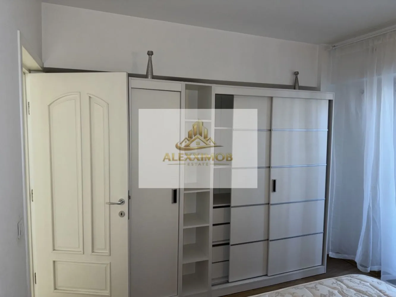 Apartament de Inchiriat - 2 Camere - Metrou Universitate - 50 mp - Apartament 2 camere de închiriat – Universitate | Metrou la câțiva pași

Se oferă spre închiriere un apartament de 2 camere situat în zona Universitate, într-o locație excelentă, foarte aproape de stația de metrou și de principalele puncte de interes din centrul Bucureștiului.

Apartamentul este situat la etajul 8 din 10 al unui imobil construit în 1980 și dispune de un balcon generos de 10 mp, ideal pentru relaxare. Locuința este luminoasă, bine compartimentată și dotată cu aer condiționat.

Detalii:• 2 camere• Etaj 8/10• Bloc construit în 1980• Aer condiționat• Balcon 10 mp• Extrem de aproape de metrou• Acces rapid către universități, restaurante, cafenele și mijloace de transport

Ideal pentru un cuplu, studenți sau persoane care își doresc să locuiască în centrul orașului, cu acces facil către toate zonele importante ale Bucureștiului.

Pentru detalii, va rpg sa ma contactati.

AlexxImob Estate - tel. 0751454742

1+1+50% din prima chirie (comision agentie)

!!! Pentru studentie - garantie dubla. :)