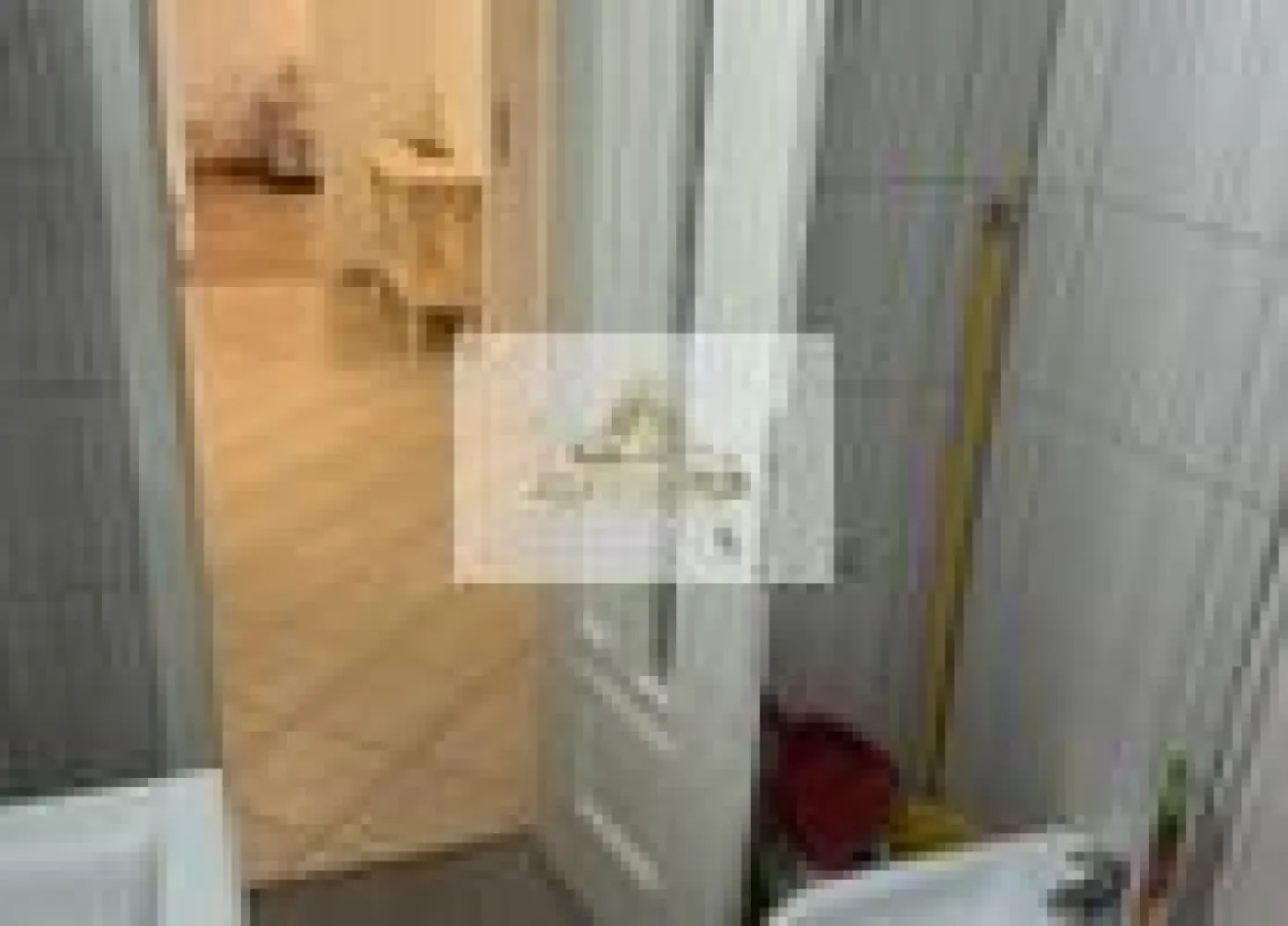 Apartament de Inchiriat - 2 Camere - Metrou Universitate - 50 mp - Apartament 2 camere de închiriat – Universitate | Metrou la câțiva pași

Se oferă spre închiriere un apartament de 2 camere situat în zona Universitate, într-o locație excelentă, foarte aproape de stația de metrou și de principalele puncte de interes din centrul Bucureștiului.

Apartamentul este situat la etajul 8 din 10 al unui imobil construit în 1980 și dispune de un balcon generos de 10 mp, ideal pentru relaxare. Locuința este luminoasă, bine compartimentată și dotată cu aer condiționat.

Detalii:• 2 camere• Etaj 8/10• Bloc construit în 1980• Aer condiționat• Balcon 10 mp• Extrem de aproape de metrou• Acces rapid către universități, restaurante, cafenele și mijloace de transport

Ideal pentru un cuplu, studenți sau persoane care își doresc să locuiască în centrul orașului, cu acces facil către toate zonele importante ale Bucureștiului.

Pentru detalii, va rpg sa ma contactati.

AlexxImob Estate - tel. 0751454742

1+1+50% din prima chirie (comision agentie)

!!! Pentru studentie - garantie dubla. :)