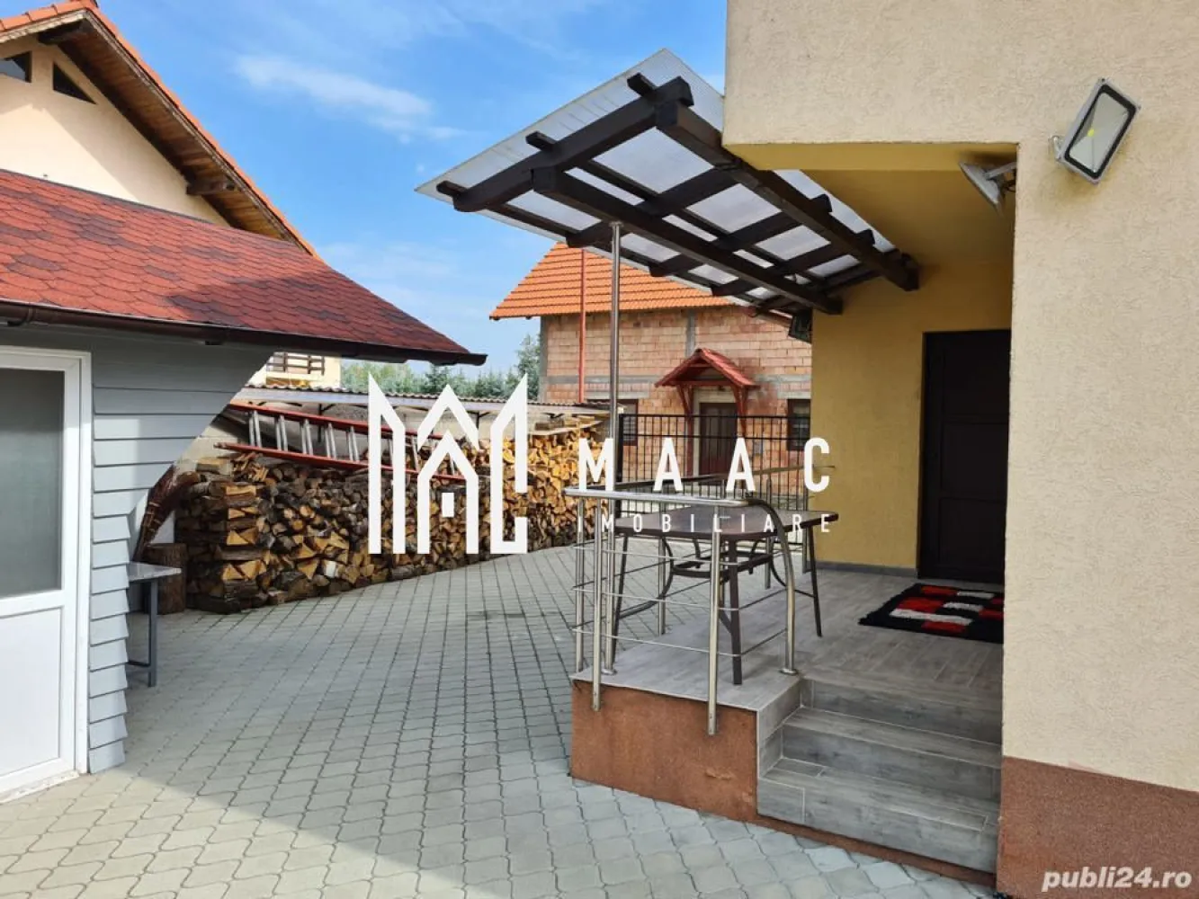 Proprietate individuala în Tălmaciu | Încălzire în pardoseală | Dotări de top - MAAC Imobiliare vă propune spre vânzare: Casă modernă, complet mobilată și utilată

Vă prezentăm o proprietate deosebită, ideală pentru cei care își doresc un stil de viață confortabil, într-o locuință modernă, complet echipată și atent finisată. Casa este amplasată pe colț și beneficiază de două intrări auto, oferind acces facil și un plus de versatilitate.
Imobilul are o suprafață utilă de 170 mp și este compartimentat eficient pe două niveluri:

Parter:
living generos open-space cu bucătărie
baie de serviciu

Etaj:
3 dormitoare spațioase (dintre care 2 cu balcon)
baie mare, complet echipată cu cadă, duș și bideu

Confortul termic este asigurat prin încălzire în pardoseală, susținută de un sistem dual de încălzire (centrală pe gaz și centrală pe lemne), completat de un puffer de 2000 litri, pentru eficiență și autonomie ridicată.

Proprietatea impresionează prin dotările moderne și calitatea finisajelor:

sanitare premium Villeroy & Boch
bucătărie complet echipată, cu insulă și electrocasnice moderne (plită pe inducție, hotă, cuptor, cuptor cu microunde, mașină de spălat vase, frigider, frigider de vinuri, aparat de cafea)
mașină de spălat rufe și uscător
sistem de supraveghere video
rulouri exterioare electrice, acționate prin telecomandă
videointerfon

Accesul în curte se face prin două porți:

o poartă automată, cu telecomandă
o a doua poartă pregătită pentru automatizare (instalație deja realizată)

În curte se regăsește și un spațiu auxiliar tip atelier, ce poate fi utilizat ca zonă de depozitare sau bucătărie de vară.

Casa este complet mobilată modern, oferind un ambient elegant și funcțional, fiind pregătită pentru mutare imediată, fără investiții suplimentare.

Această proprietate este alegerea ideală pentru o familie care caută liniște, spațiu și un standard ridicat de confort, într-o locuință cu adevărat completă.

Pentru detalii suplimentare, consultanță sau programarea unei vizionări, va rugăm să ne contactati specificand ID: CP3019905