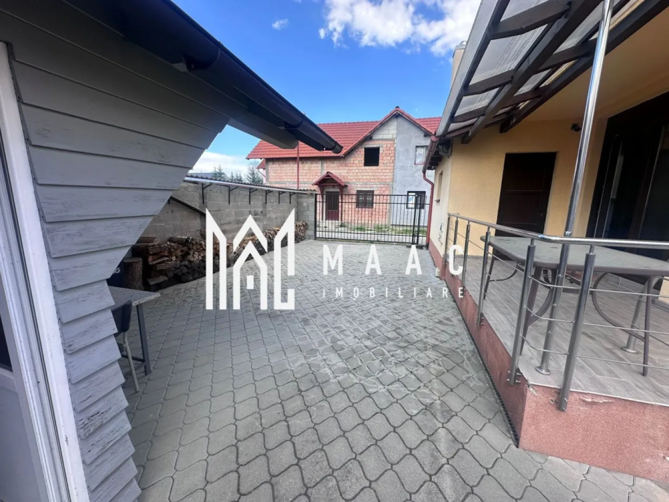 Proprietate individuala în Tălmaciu | Încălzire în pardoseală | Dotări de top - MAAC Imobiliare vă propune spre vânzare: Casă modernă, complet mobilată și utilată

Vă prezentăm o proprietate deosebită, ideală pentru cei care își doresc un stil de viață confortabil, într-o locuință modernă, complet echipată și atent finisată. Casa este amplasată pe colț și beneficiază de două intrări auto, oferind acces facil și un plus de versatilitate.
Imobilul are o suprafață utilă de 170 mp și este compartimentat eficient pe două niveluri:

Parter:
living generos open-space cu bucătărie
baie de serviciu

Etaj:
3 dormitoare spațioase (dintre care 2 cu balcon)
baie mare, complet echipată cu cadă, duș și bideu

Confortul termic este asigurat prin încălzire în pardoseală, susținută de un sistem dual de încălzire (centrală pe gaz și centrală pe lemne), completat de un puffer de 2000 litri, pentru eficiență și autonomie ridicată.

Proprietatea impresionează prin dotările moderne și calitatea finisajelor:

sanitare premium Villeroy & Boch
bucătărie complet echipată, cu insulă și electrocasnice moderne (plită pe inducție, hotă, cuptor, cuptor cu microunde, mașină de spălat vase, frigider, frigider de vinuri, aparat de cafea)
mașină de spălat rufe și uscător
sistem de supraveghere video
rulouri exterioare electrice, acționate prin telecomandă
videointerfon

Accesul în curte se face prin două porți:

o poartă automată, cu telecomandă
o a doua poartă pregătită pentru automatizare (instalație deja realizată)

În curte se regăsește și un spațiu auxiliar tip atelier, ce poate fi utilizat ca zonă de depozitare sau bucătărie de vară.

Casa este complet mobilată modern, oferind un ambient elegant și funcțional, fiind pregătită pentru mutare imediată, fără investiții suplimentare.

Această proprietate este alegerea ideală pentru o familie care caută liniște, spațiu și un standard ridicat de confort, într-o locuință cu adevărat completă.

Pentru detalii suplimentare, consultanță sau programarea unei vizionări, va rugăm să ne contactati specificand ID: CP3019905