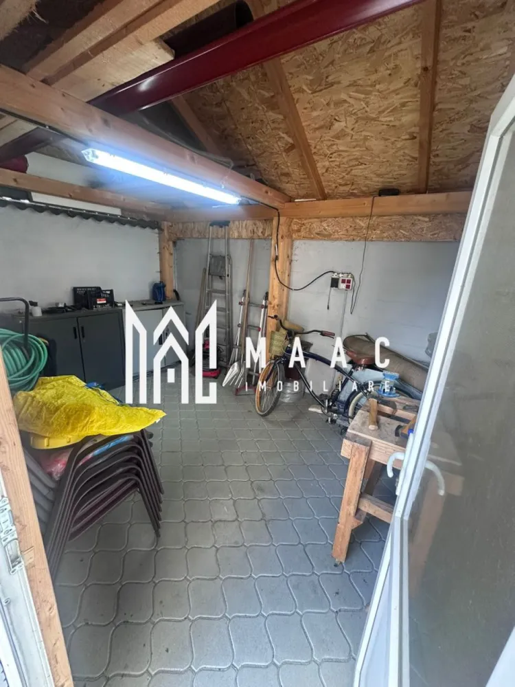 Proprietate individuala în Tălmaciu | Încălzire în pardoseală | Dotări de top - MAAC Imobiliare vă propune spre vânzare: Casă modernă, complet mobilată și utilată

Vă prezentăm o proprietate deosebită, ideală pentru cei care își doresc un stil de viață confortabil, într-o locuință modernă, complet echipată și atent finisată. Casa este amplasată pe colț și beneficiază de două intrări auto, oferind acces facil și un plus de versatilitate.
Imobilul are o suprafață utilă de 170 mp și este compartimentat eficient pe două niveluri:

Parter:
living generos open-space cu bucătărie
baie de serviciu

Etaj:
3 dormitoare spațioase (dintre care 2 cu balcon)
baie mare, complet echipată cu cadă, duș și bideu

Confortul termic este asigurat prin încălzire în pardoseală, susținută de un sistem dual de încălzire (centrală pe gaz și centrală pe lemne), completat de un puffer de 2000 litri, pentru eficiență și autonomie ridicată.

Proprietatea impresionează prin dotările moderne și calitatea finisajelor:

sanitare premium Villeroy & Boch
bucătărie complet echipată, cu insulă și electrocasnice moderne (plită pe inducție, hotă, cuptor, cuptor cu microunde, mașină de spălat vase, frigider, frigider de vinuri, aparat de cafea)
mașină de spălat rufe și uscător
sistem de supraveghere video
rulouri exterioare electrice, acționate prin telecomandă
videointerfon

Accesul în curte se face prin două porți:

o poartă automată, cu telecomandă
o a doua poartă pregătită pentru automatizare (instalație deja realizată)

În curte se regăsește și un spațiu auxiliar tip atelier, ce poate fi utilizat ca zonă de depozitare sau bucătărie de vară.

Casa este complet mobilată modern, oferind un ambient elegant și funcțional, fiind pregătită pentru mutare imediată, fără investiții suplimentare.

Această proprietate este alegerea ideală pentru o familie care caută liniște, spațiu și un standard ridicat de confort, într-o locuință cu adevărat completă.

Pentru detalii suplimentare, consultanță sau programarea unei vizionări, va rugăm să ne contactati specificand ID: CP3019905
