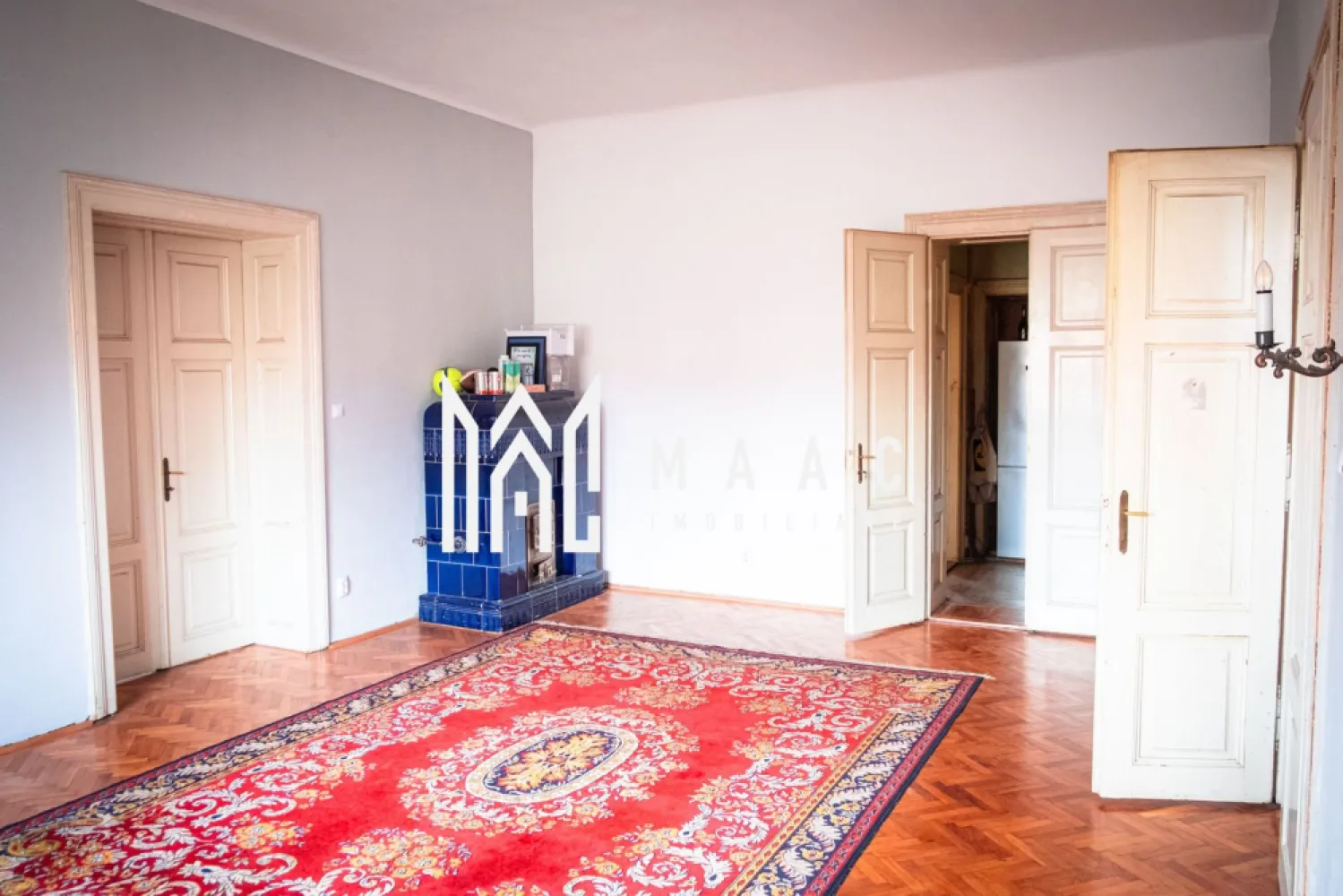 Apartament la Vila | 3 Camere | 150MPU | Parcare privata - MAAC Imobiliare vă propune spre vânzare un apartament spațios situat într-o casă,in zona de Piata Habermann , central , o proprietate rară prin dimensiuni, arhitectură și potențialul pe care îl oferă.

Apartamentul este amplasat la etajul unei case solide din cărămidă, având o suprafață totală de aproximativ 150 mp, cu încăperi foarte generoase și tavane înalte de 3,65 m, caracteristice construcțiilor de calitate. Pereții interiori au o grosime de aproximativ 60 cm, oferind izolație fonică și termică excelentă.

Compartimentare

3 camere foarte spațioase (29 mp, 35 mp și 29 mp)

Bucătărie generoasă – 23 mp

2 băi – fiecare de aproximativ 8 mp

Hol – 8 mp

Terasă – 13 mp

Spații și beneficii suplimentare

Garaj propriu de 20 mp

Intrare separată cu poartă proprie, independentă față de ceilalți vecini

Pivniță compusă din două boxe (19 mp și 14 mp) plus spațiu suplimentar

Pod generos cu suprafață de aproximativ 210 mp (amprenta casei), la care se aplică cota parte aferentă proprietății

Curte și teren

Imobilul este amplasat pe un teren total de 1.327 mp, iar apartamentul beneficiază de o cotă parte de 5/14 din proprietate, aplicabilă la curte, pod și pivniță.

Caracteristici ale construcției

Construcție integrală din cărămidă

Tavane înalte – 3,65 m

Uși interioare din lemn masiv, duble, cu înălțime de aproximativ 2,40 m

Spații mari, luminoase și bine proporționate

Această proprietate se remarcă prin dimensiuni rare pentru un apartament la casă, arhitectură solidă și multiple posibilități de valorificare: locuință de familie, sediu reprezentativ sau investiție imobiliară.

Instalatia electrica, sanitara , gaz schimbate in urma cu 6 ani .

Pentru a înțelege cu adevărat potențialul acestei proprietăți, vă invităm la o vizionare la fața locului, unde pot fi analizate planurile, documentația cadastrală și toate detaliile relevante.

Pentru mai multe informații și programarea unei vizionări, vă rugăm să ne contactați menționând ID: CP2962089