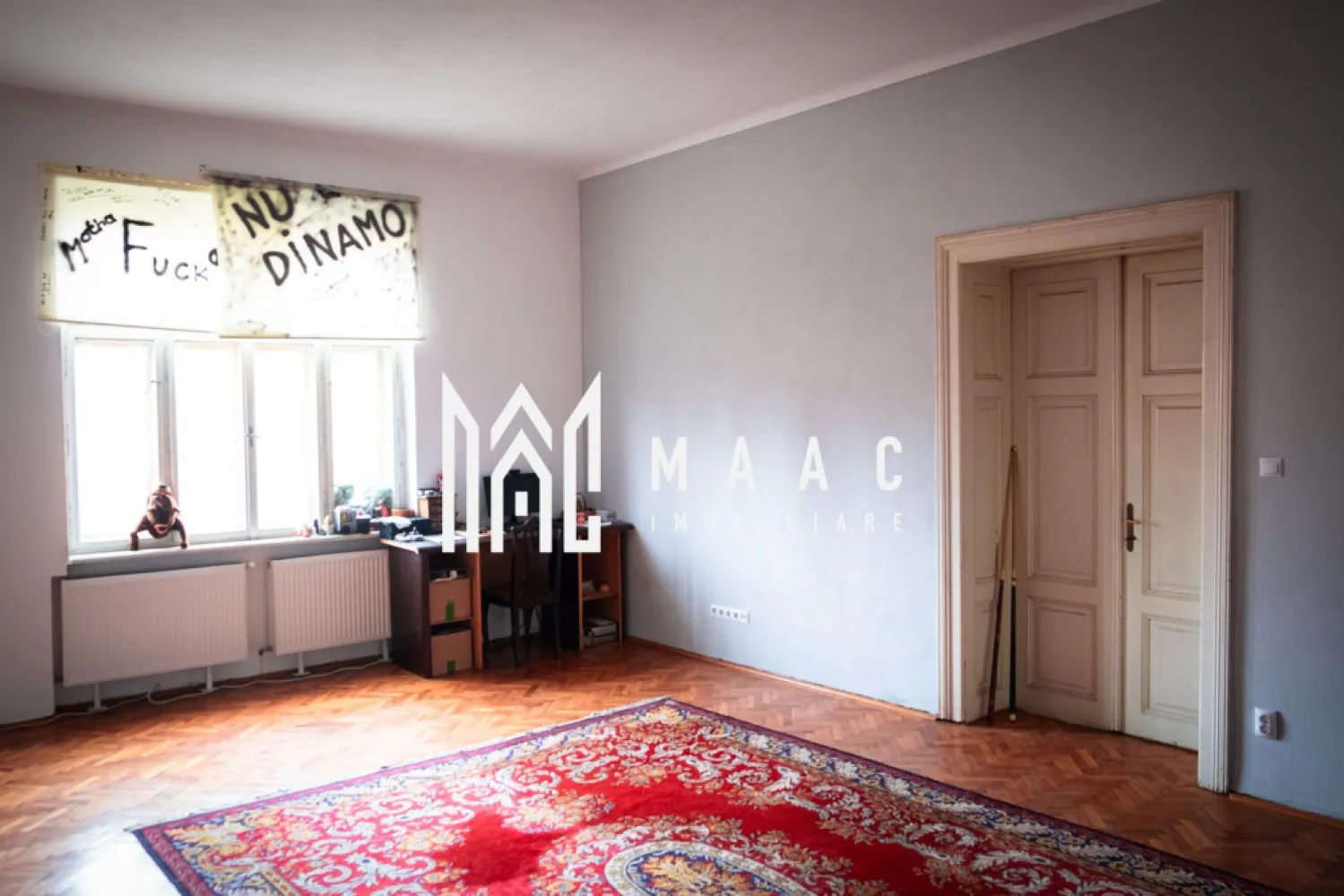 Apartament la Vila | 3 Camere | 150MPU | Parcare privata - MAAC Imobiliare vă propune spre vânzare un apartament spațios situat într-o casă,in zona de Piata Habermann , central , o proprietate rară prin dimensiuni, arhitectură și potențialul pe care îl oferă.

Apartamentul este amplasat la etajul unei case solide din cărămidă, având o suprafață totală de aproximativ 150 mp, cu încăperi foarte generoase și tavane înalte de 3,65 m, caracteristice construcțiilor de calitate. Pereții interiori au o grosime de aproximativ 60 cm, oferind izolație fonică și termică excelentă.

Compartimentare

3 camere foarte spațioase (29 mp, 35 mp și 29 mp)

Bucătărie generoasă – 23 mp

2 băi – fiecare de aproximativ 8 mp

Hol – 8 mp

Terasă – 13 mp

Spații și beneficii suplimentare

Garaj propriu de 20 mp

Intrare separată cu poartă proprie, independentă față de ceilalți vecini

Pivniță compusă din două boxe (19 mp și 14 mp) plus spațiu suplimentar

Pod generos cu suprafață de aproximativ 210 mp (amprenta casei), la care se aplică cota parte aferentă proprietății

Curte și teren

Imobilul este amplasat pe un teren total de 1.327 mp, iar apartamentul beneficiază de o cotă parte de 5/14 din proprietate, aplicabilă la curte, pod și pivniță.

Caracteristici ale construcției

Construcție integrală din cărămidă

Tavane înalte – 3,65 m

Uși interioare din lemn masiv, duble, cu înălțime de aproximativ 2,40 m

Spații mari, luminoase și bine proporționate

Această proprietate se remarcă prin dimensiuni rare pentru un apartament la casă, arhitectură solidă și multiple posibilități de valorificare: locuință de familie, sediu reprezentativ sau investiție imobiliară.

Instalatia electrica, sanitara , gaz schimbate in urma cu 6 ani .

Pentru a înțelege cu adevărat potențialul acestei proprietăți, vă invităm la o vizionare la fața locului, unde pot fi analizate planurile, documentația cadastrală și toate detaliile relevante.

Pentru mai multe informații și programarea unei vizionări, vă rugăm să ne contactați menționând ID: CP2962089
